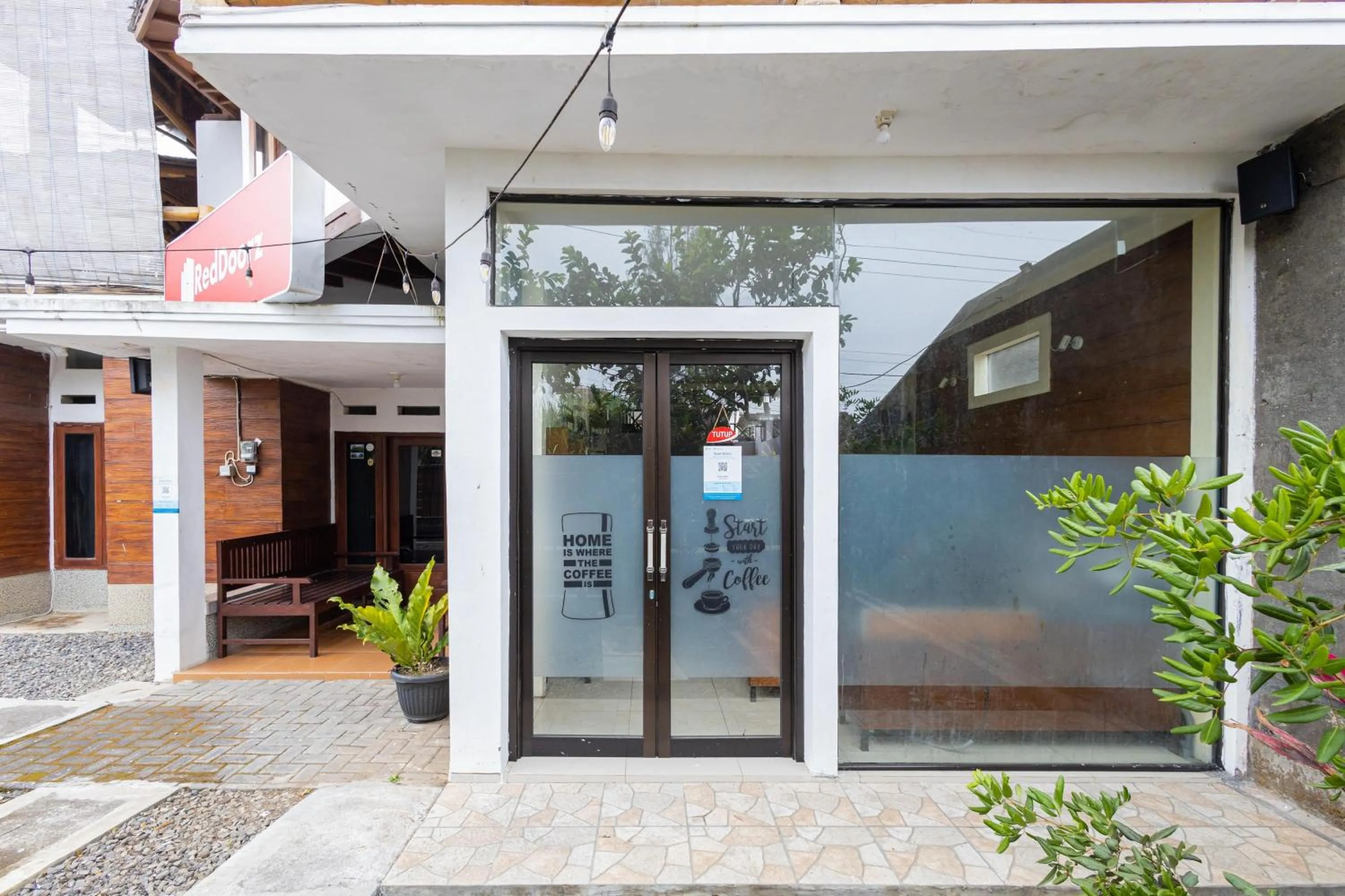 Facade/entrance in RedDoorz Syariah At Wisma Djokorio Poncokusumo