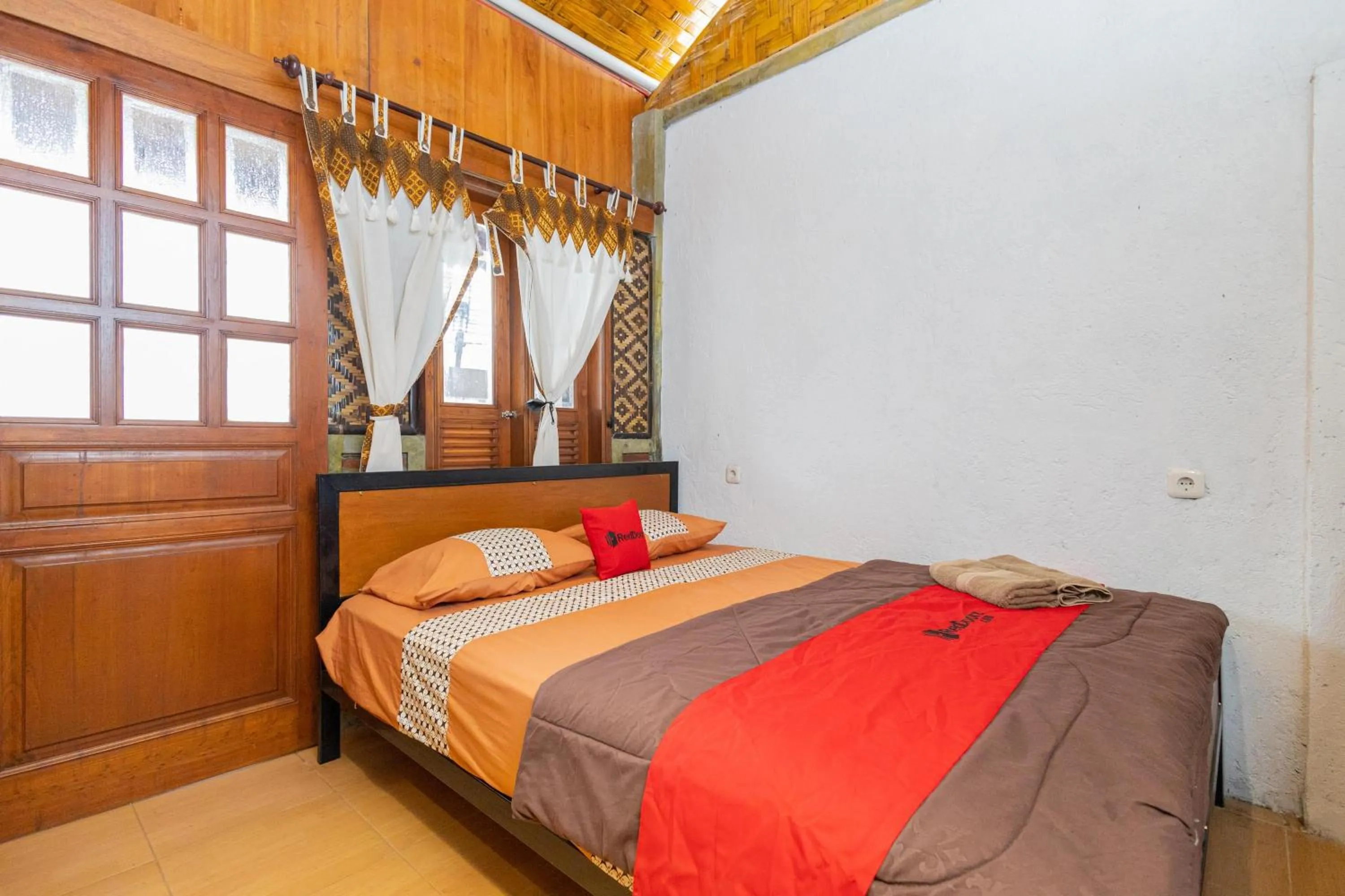 Bed in RedDoorz Syariah At Wisma Djokorio Poncokusumo