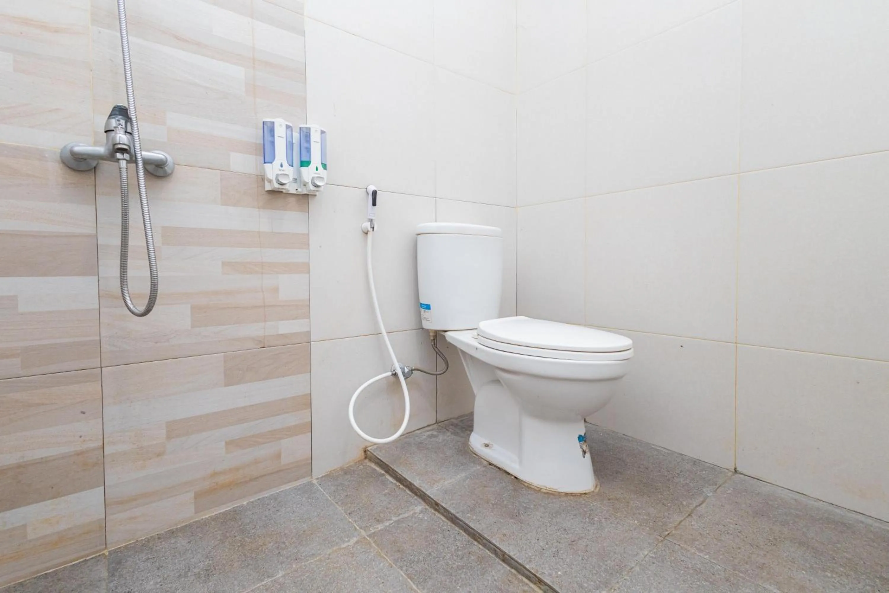 Shower in RedDoorz Syariah At Wisma Djokorio Poncokusumo