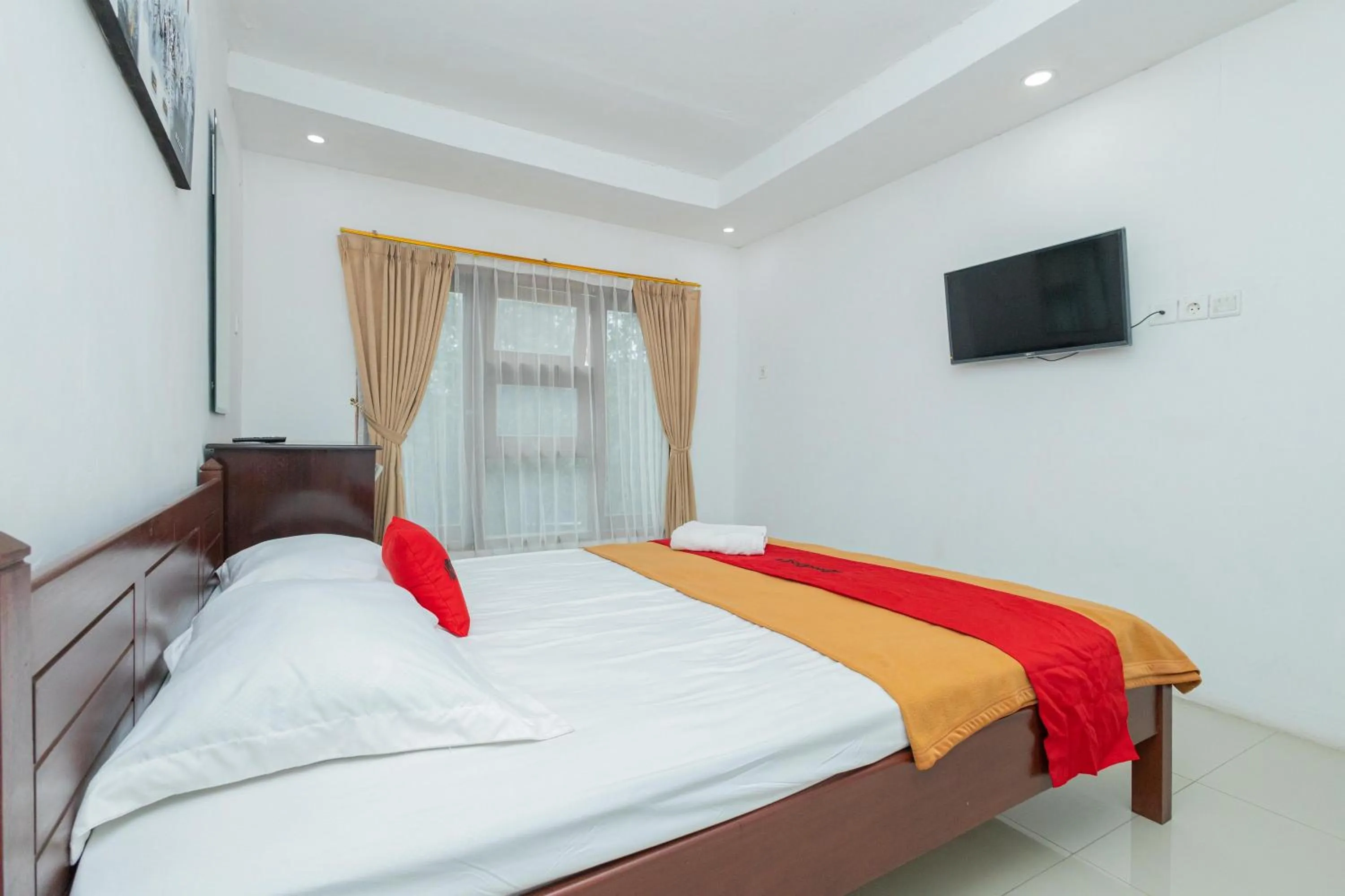 Bed in RedDoorz Syariah At Wisma Djokorio Poncokusumo