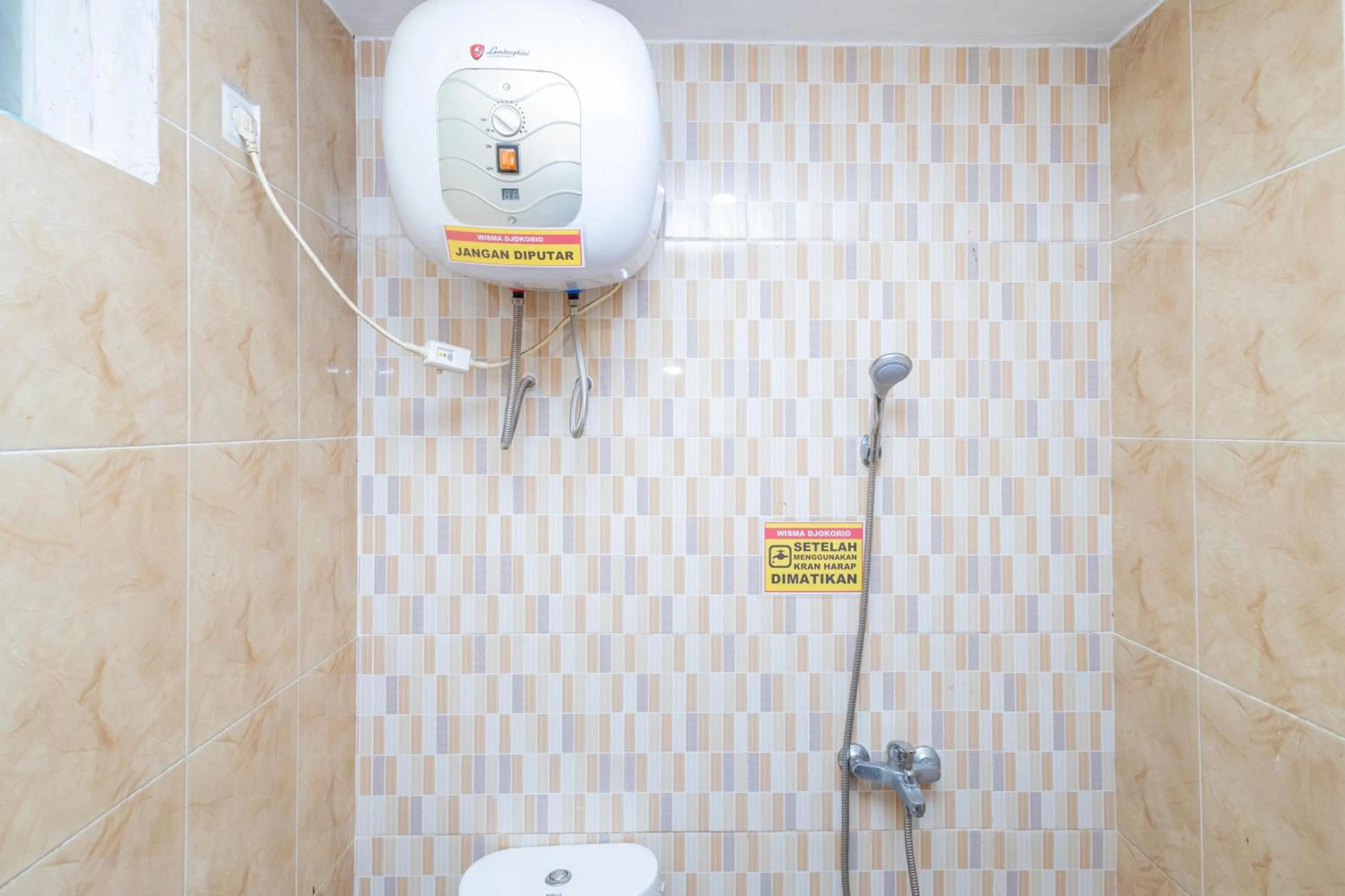 Shower in RedDoorz Syariah At Wisma Djokorio Poncokusumo