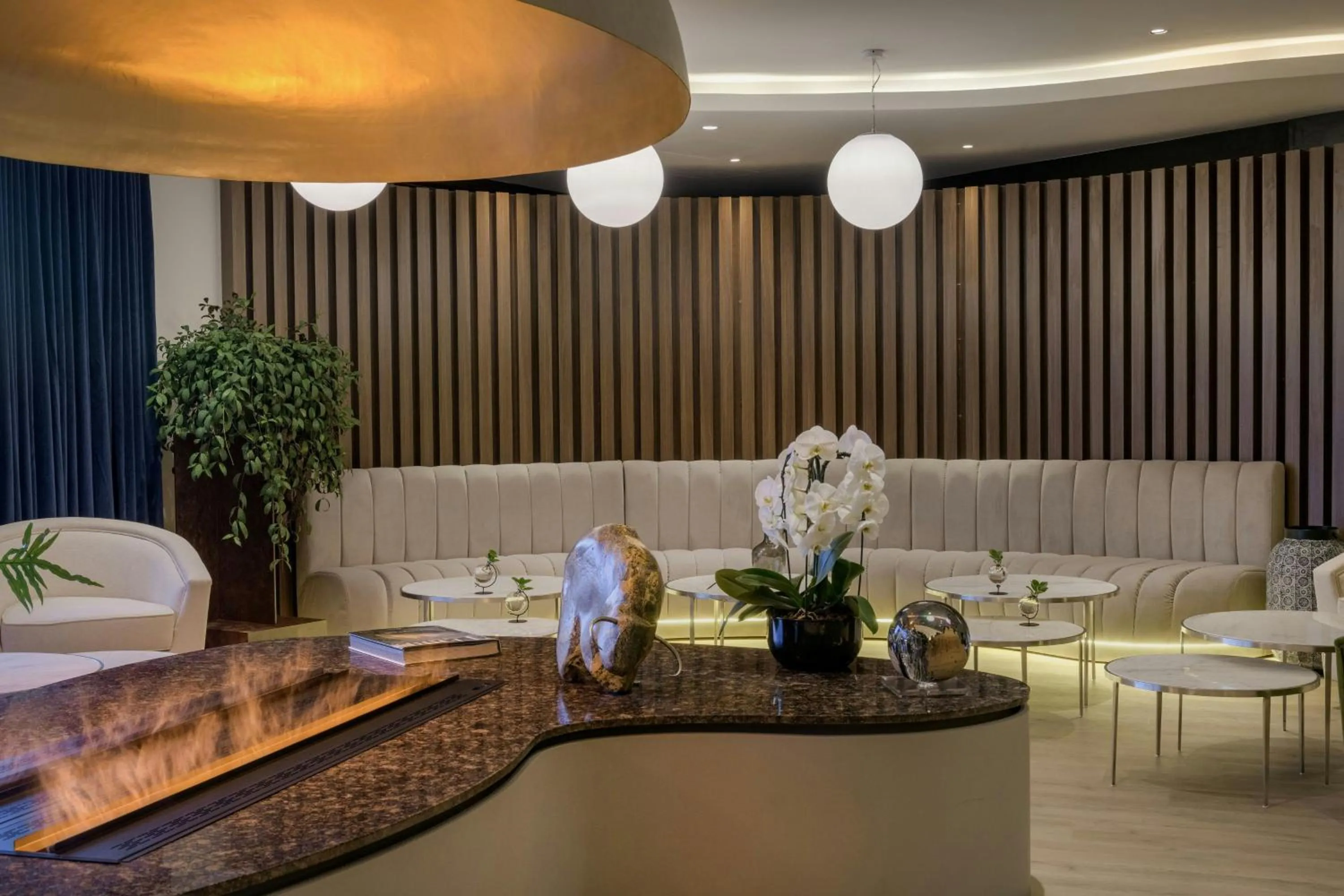 Lounge or bar in AC Hotel by Marriott Saint-Julien-en-Genevois
