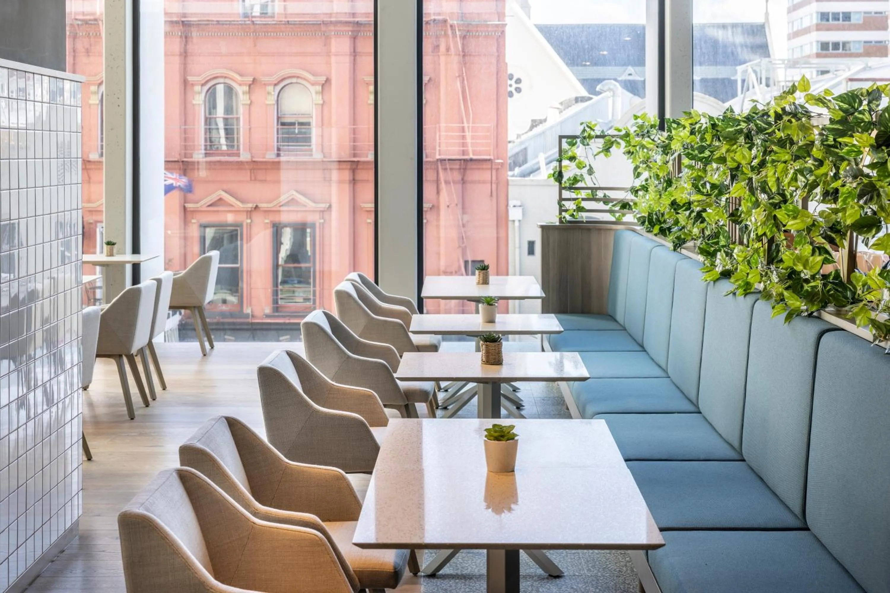 Restaurant/places to eat in Holiday Inn Express Auckland City Centre by IHG