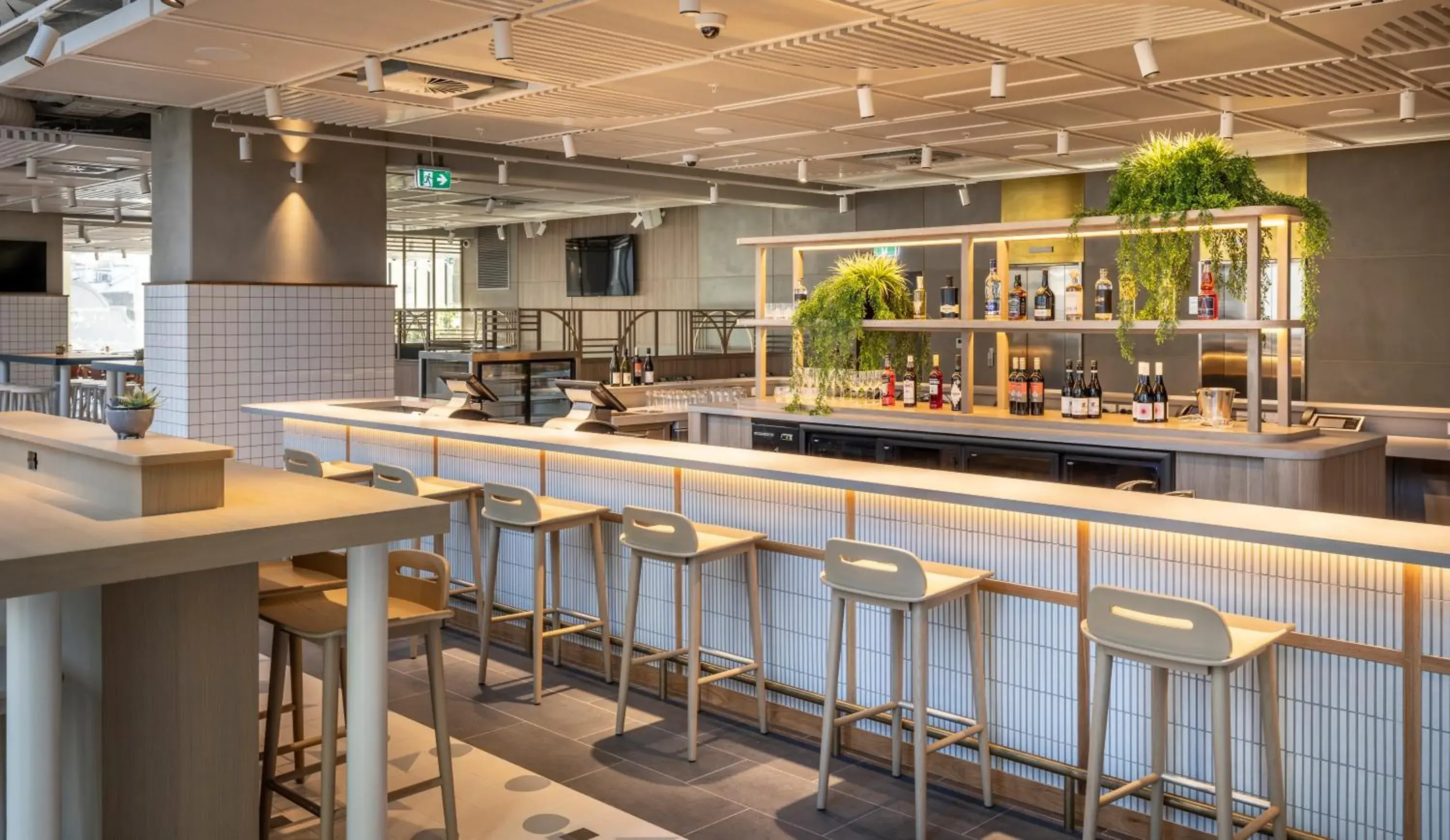 Restaurant/places to eat, Lounge/Bar in Holiday Inn Express Auckland City Centre, an IHG Hotel