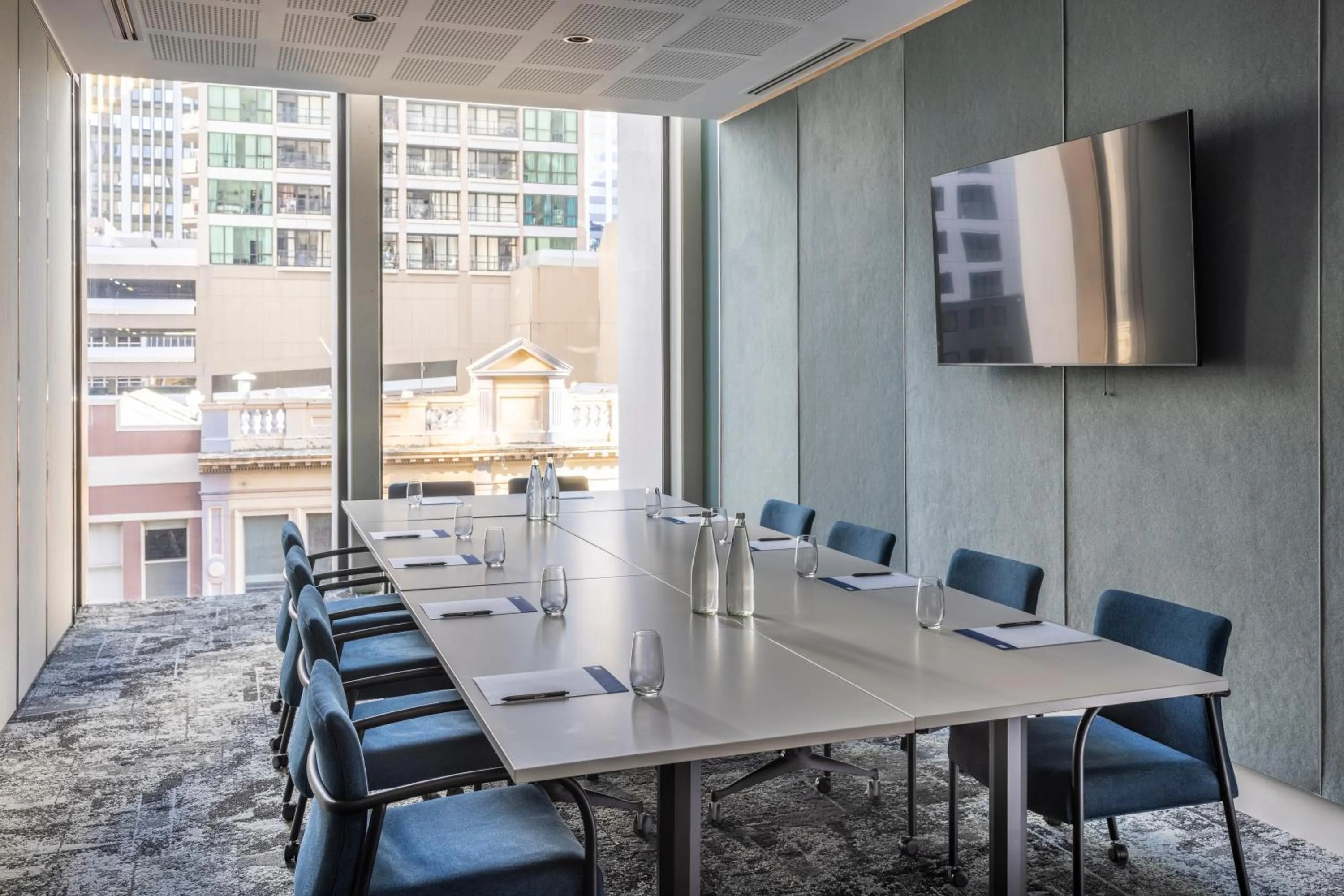 TV and multimedia in Holiday Inn Express Auckland City Centre by IHG