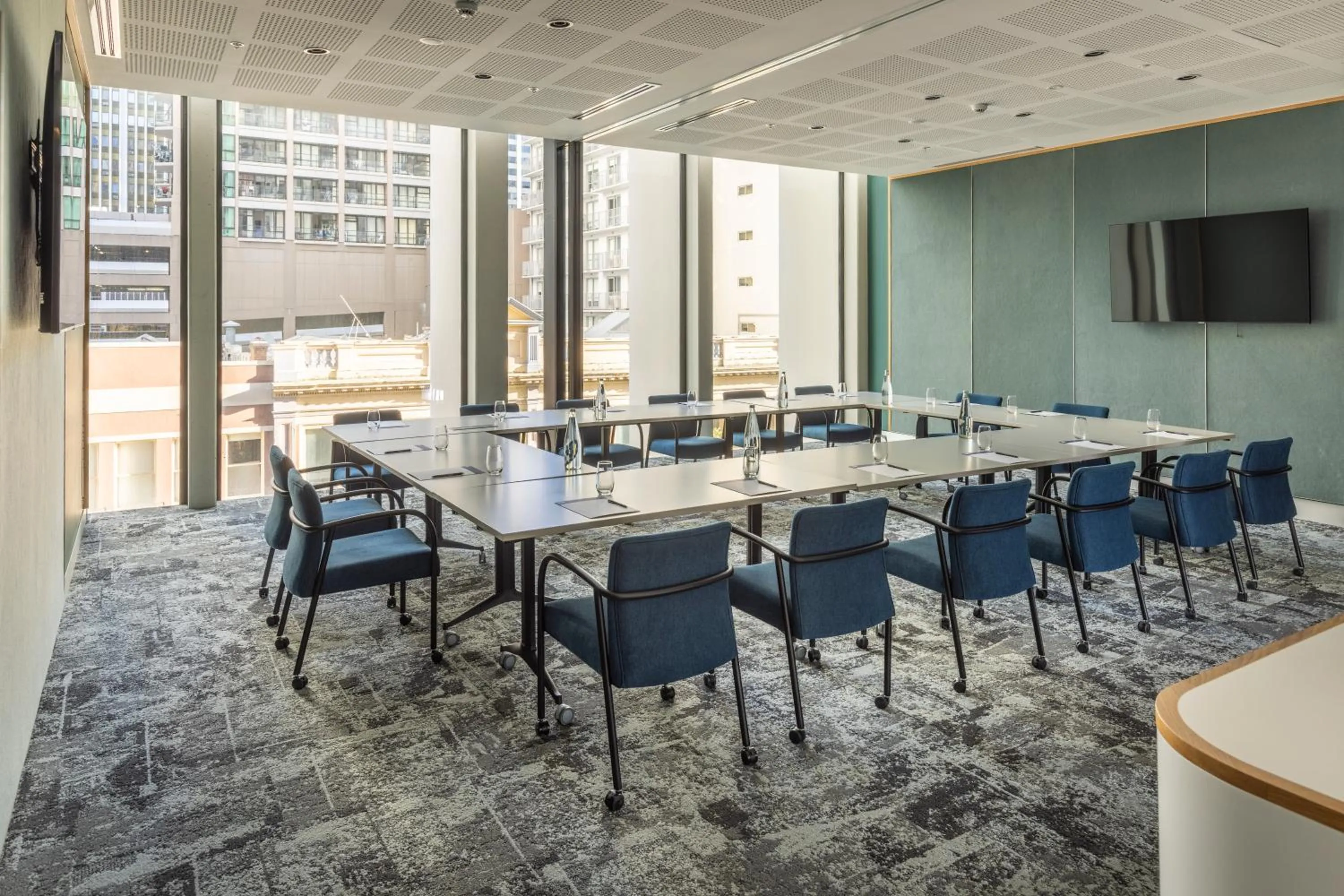 TV and multimedia in Holiday Inn Express Auckland City Centre by IHG