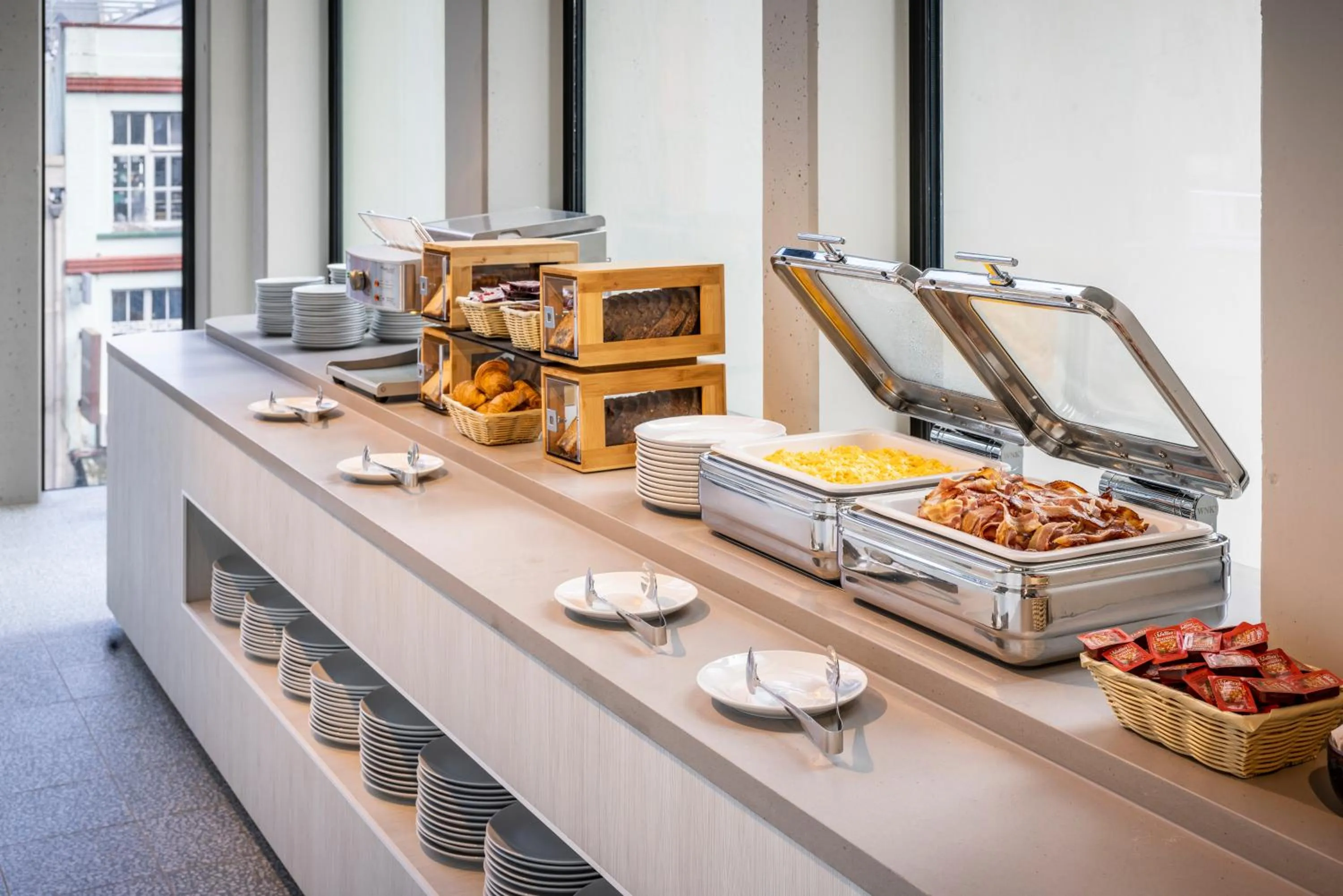 Restaurant/places to eat in Holiday Inn Express Auckland City Centre by IHG