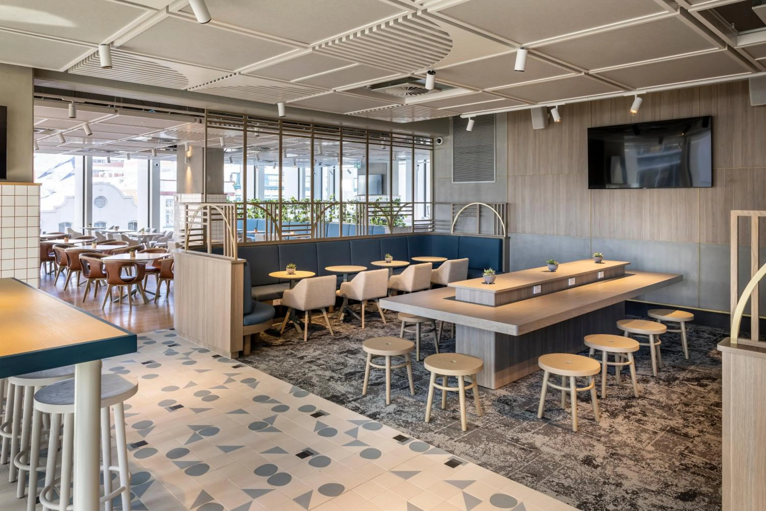 Restaurant/places to eat in Holiday Inn Express Auckland City Centre by IHG