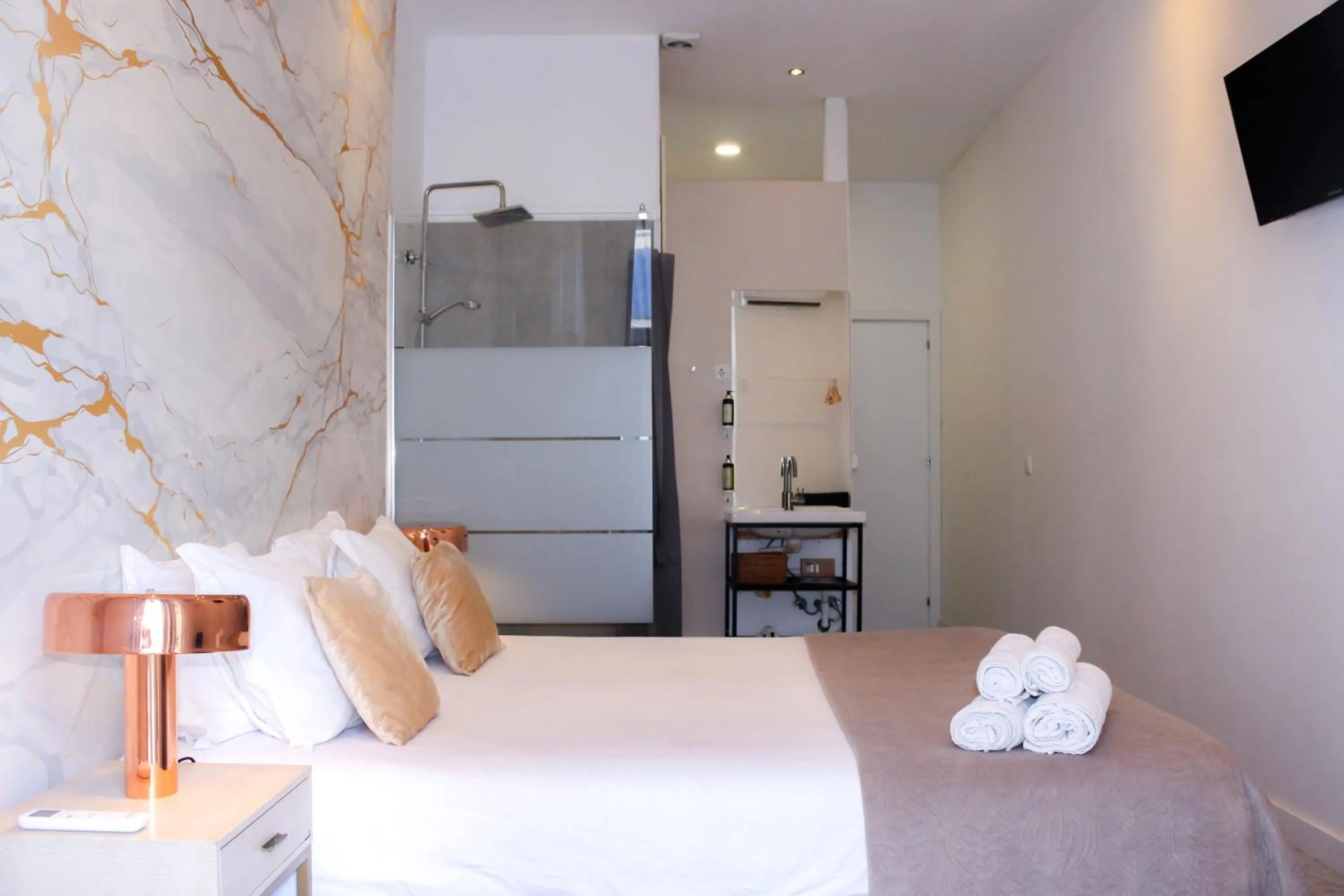 Bed in Lisbon Studios