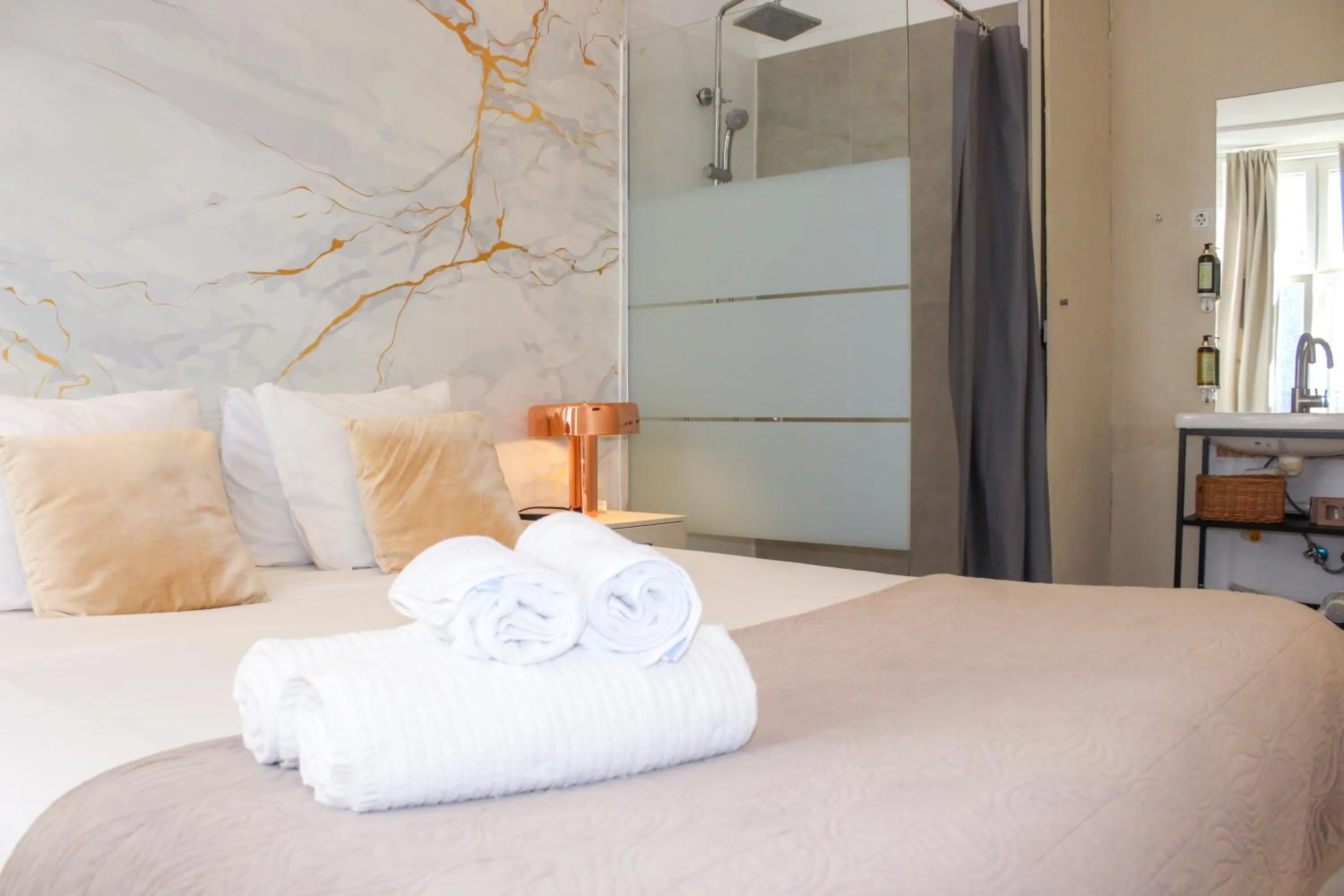 Bathroom, Bed in Lisbon Studios