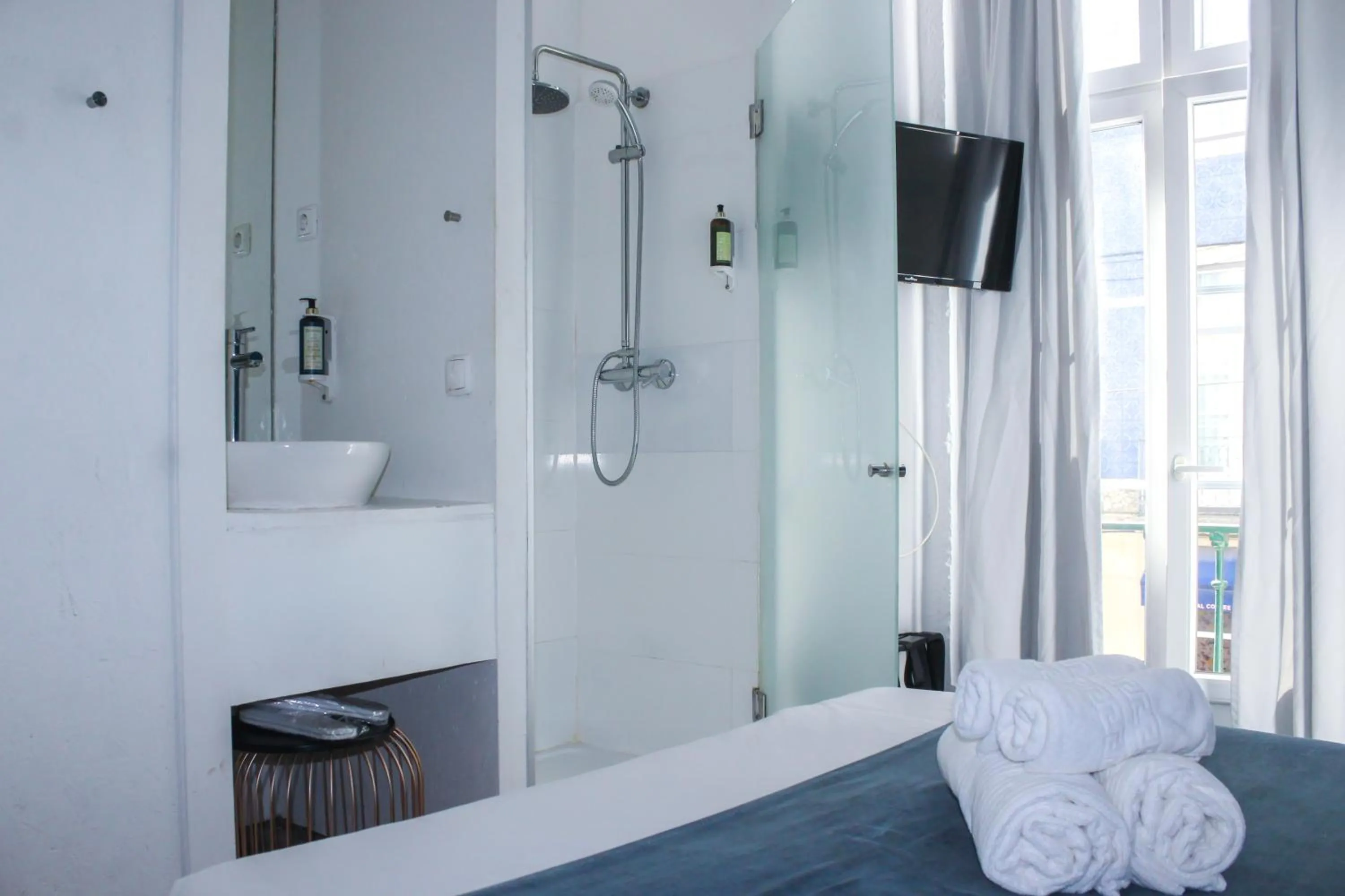 Shower, Bed in Lisbon Studios