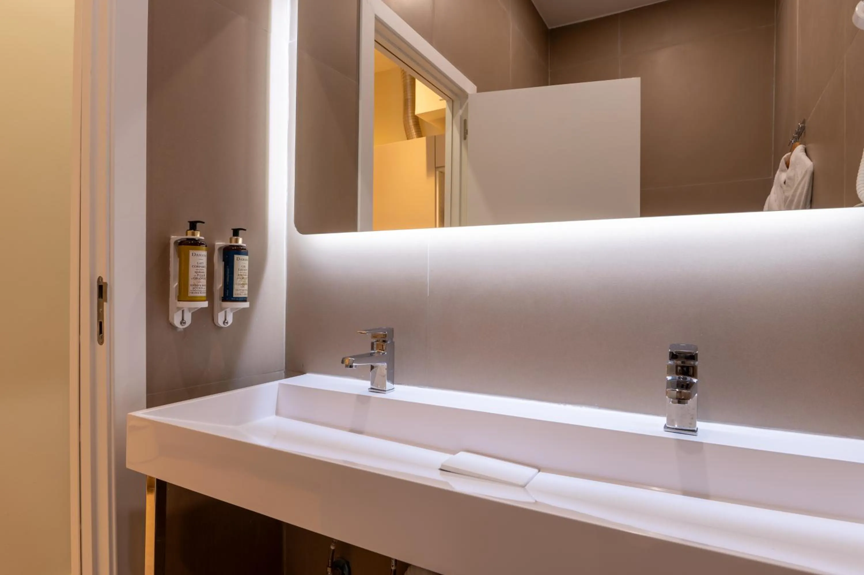 Bathroom in Lisbon Studios