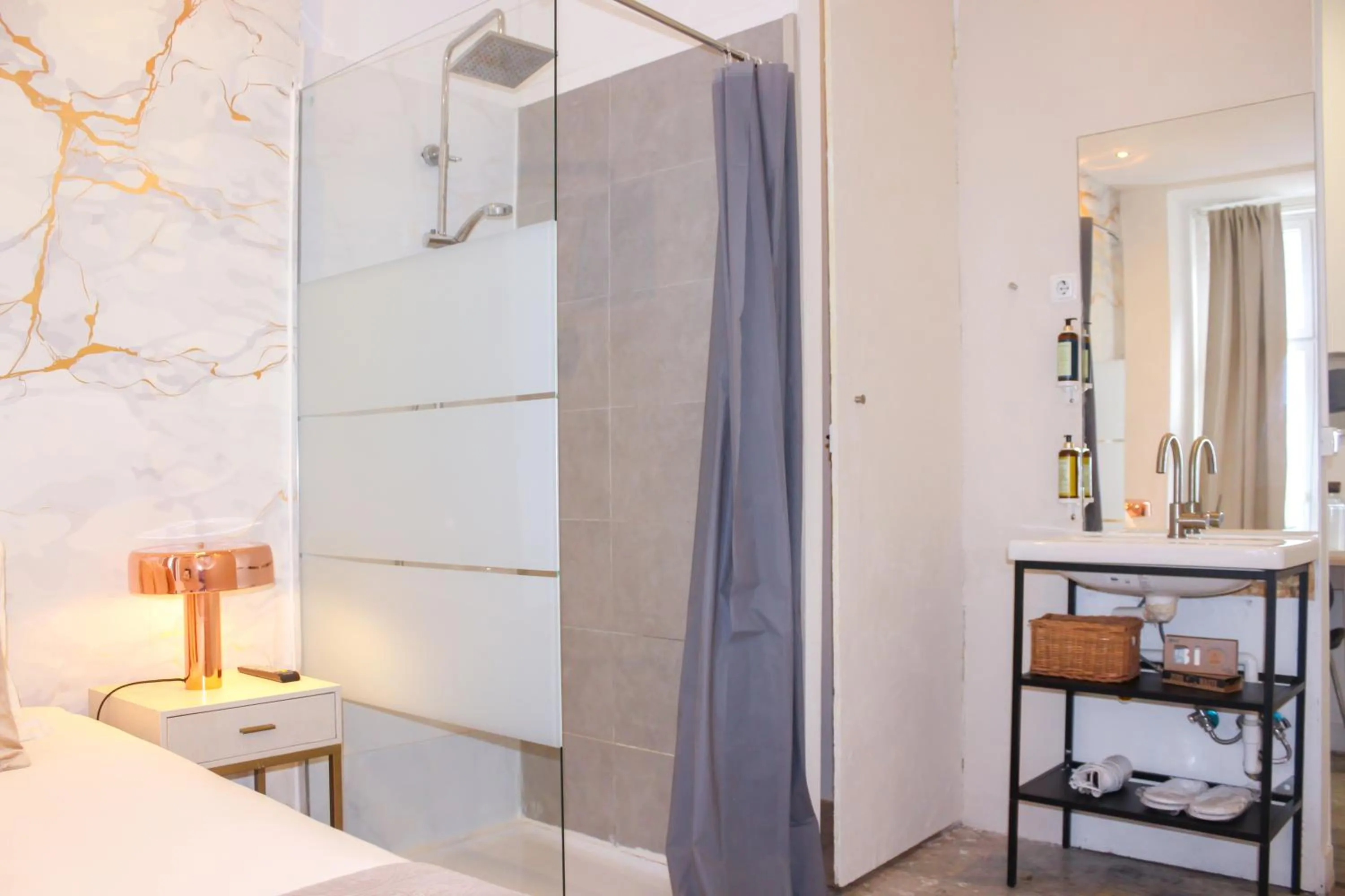 Shower in Lisbon Studios