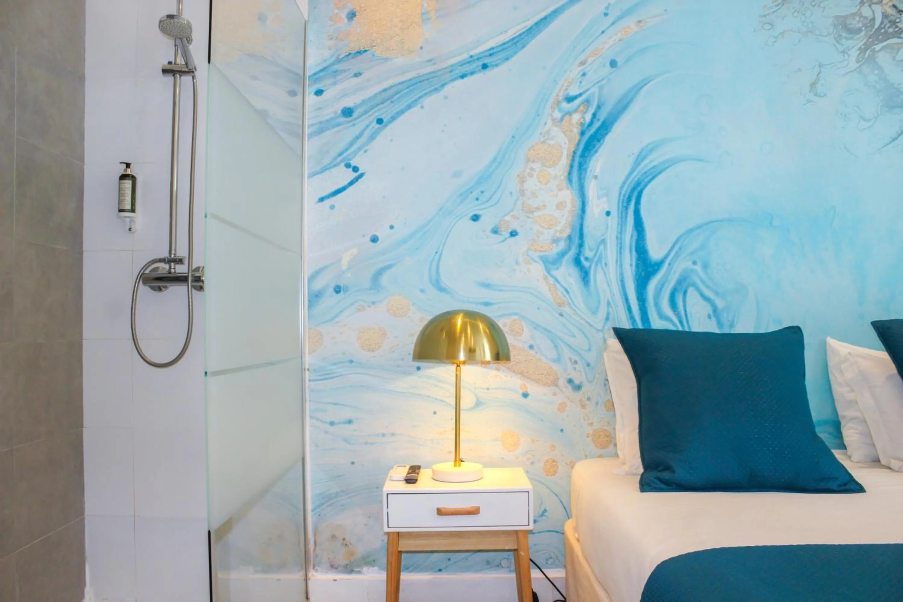 Bathroom, Bed in Lisbon Studios