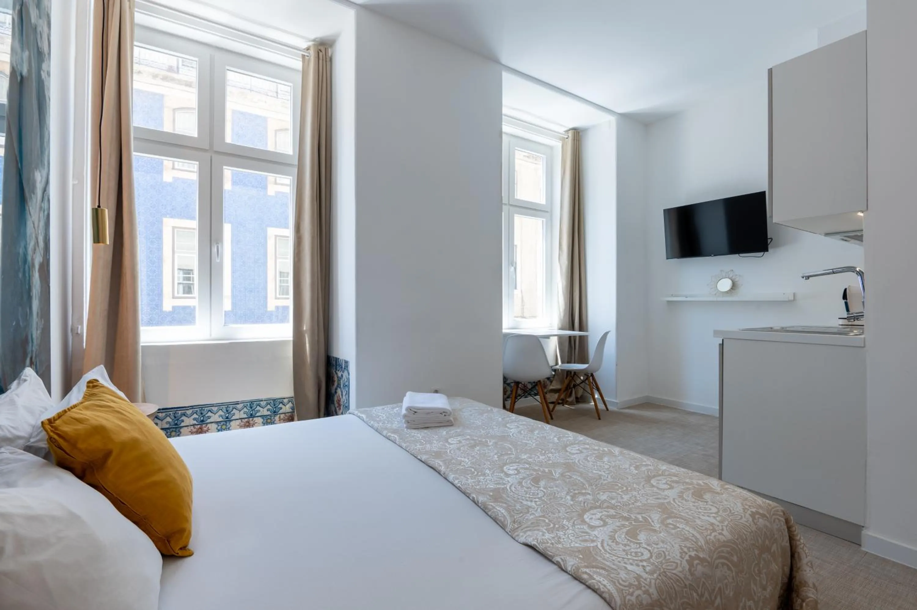 Photo of the whole room, Bed in Lisbon Studios