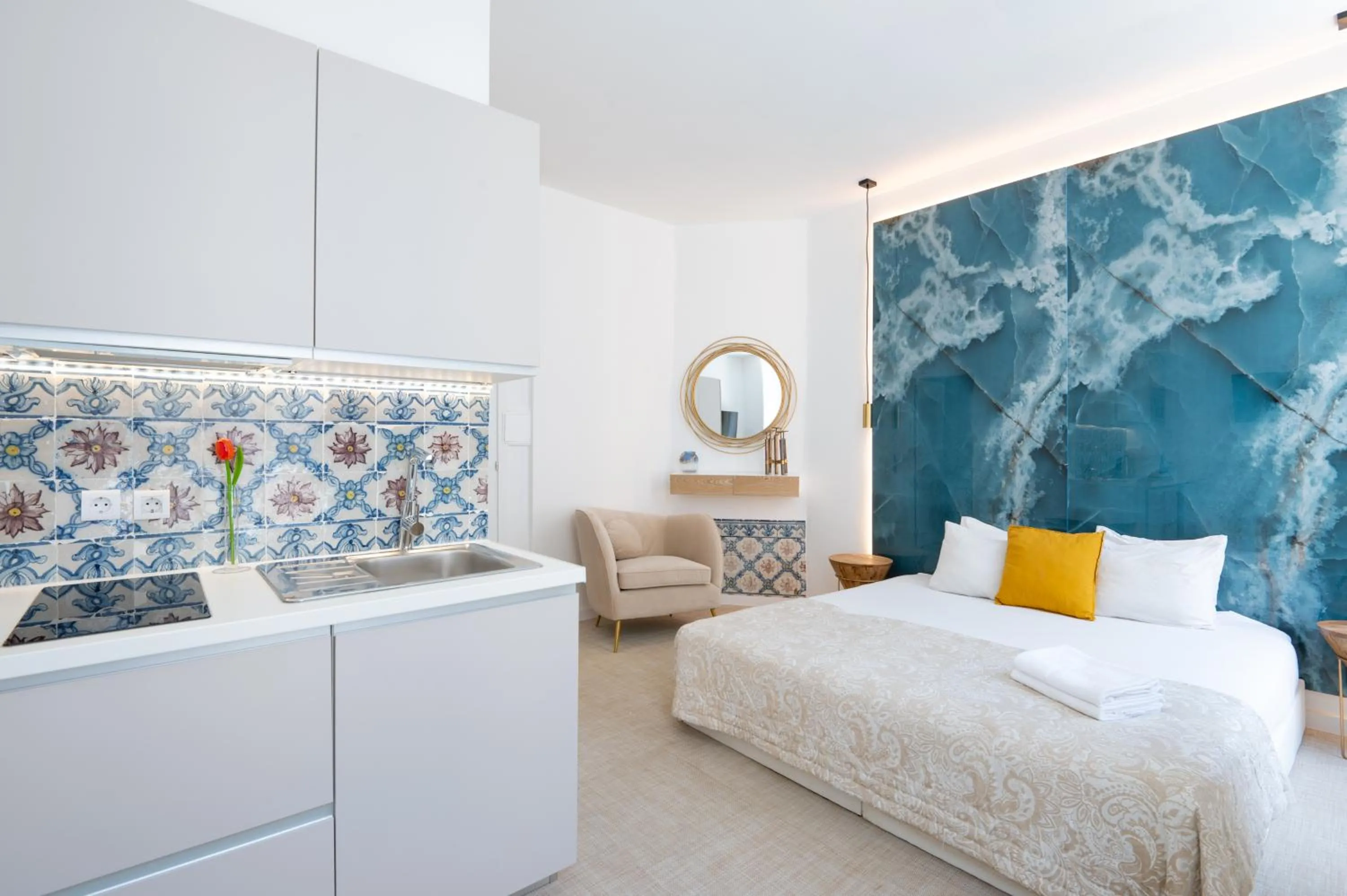 Kitchen or kitchenette, Bed in Lisbon Studios