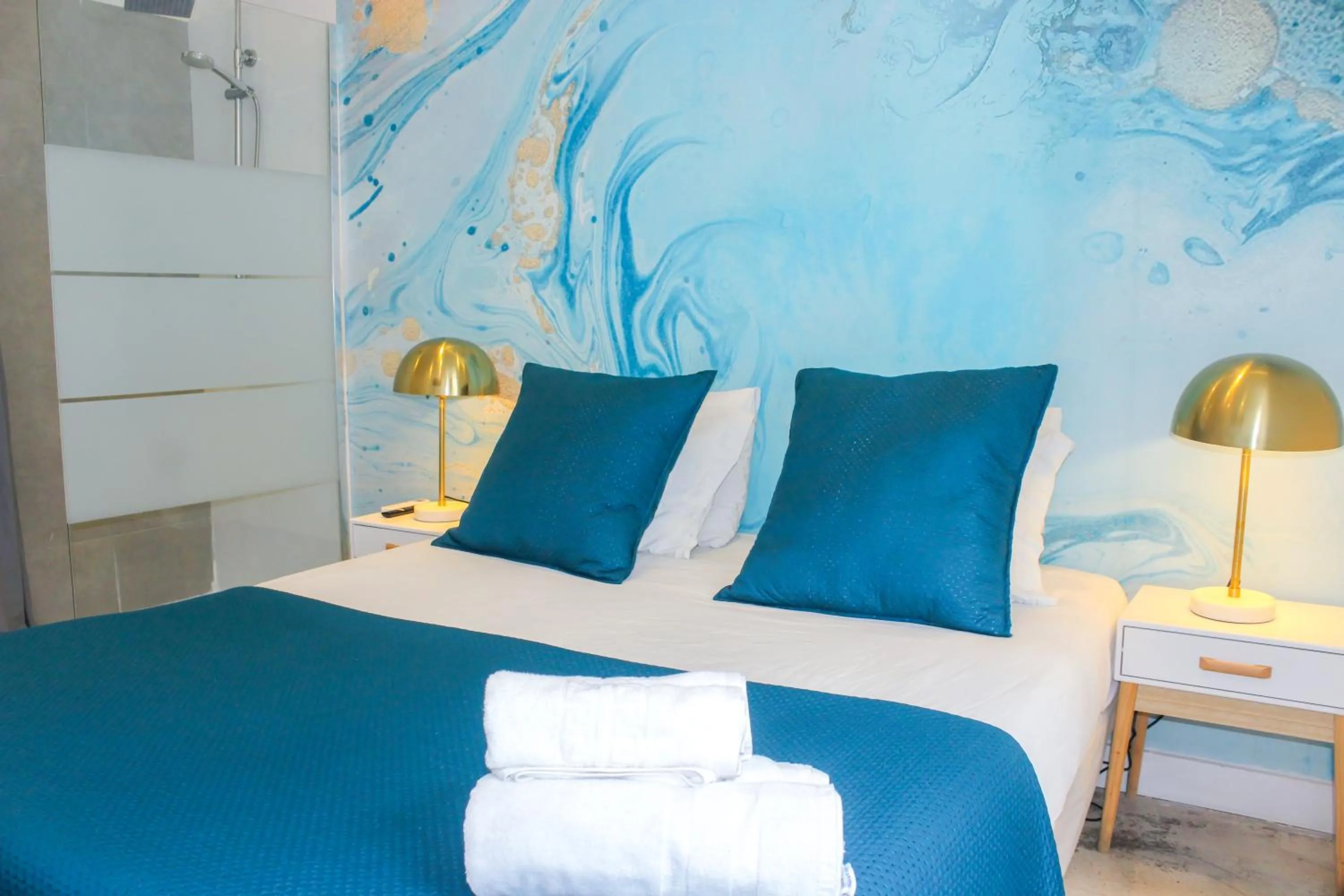 Shower, Bed in Lisbon Studios