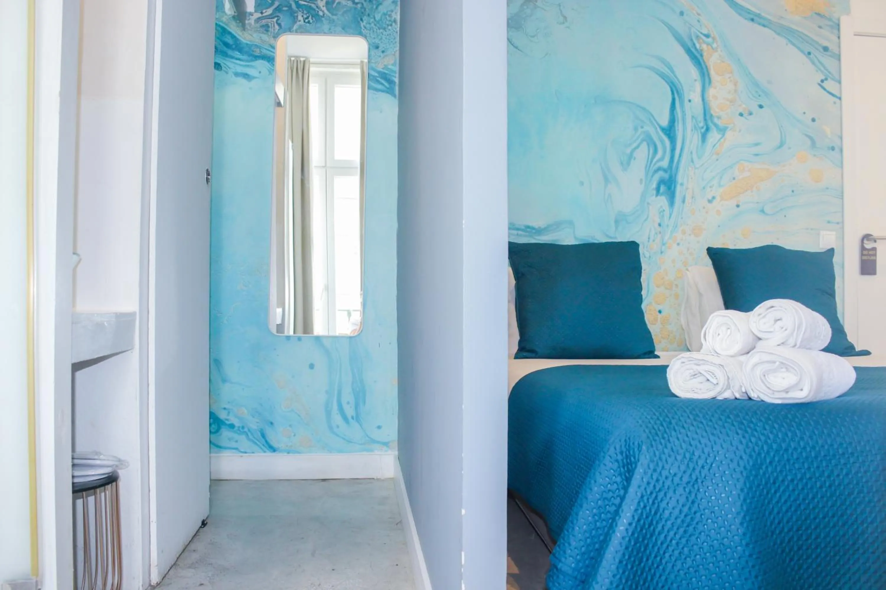 Bathroom, Bed in Lisbon Studios