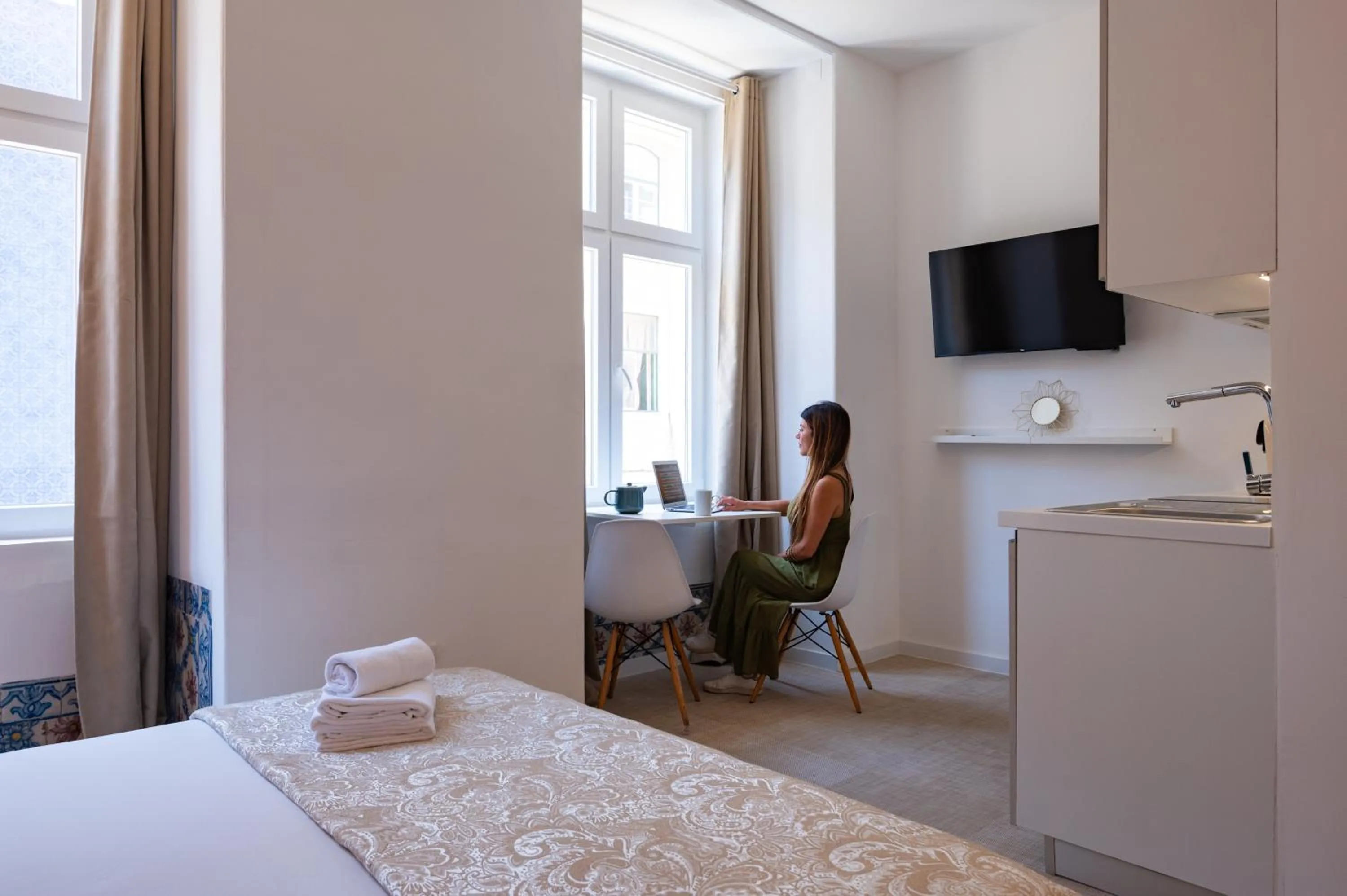 Photo of the whole room, Bed in Lisbon Studios