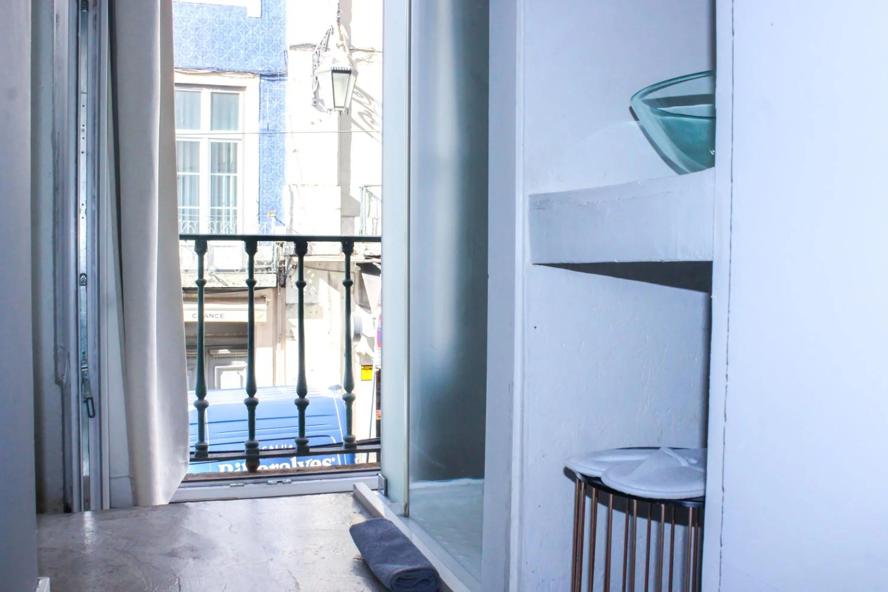 Bathroom in Lisbon Studios