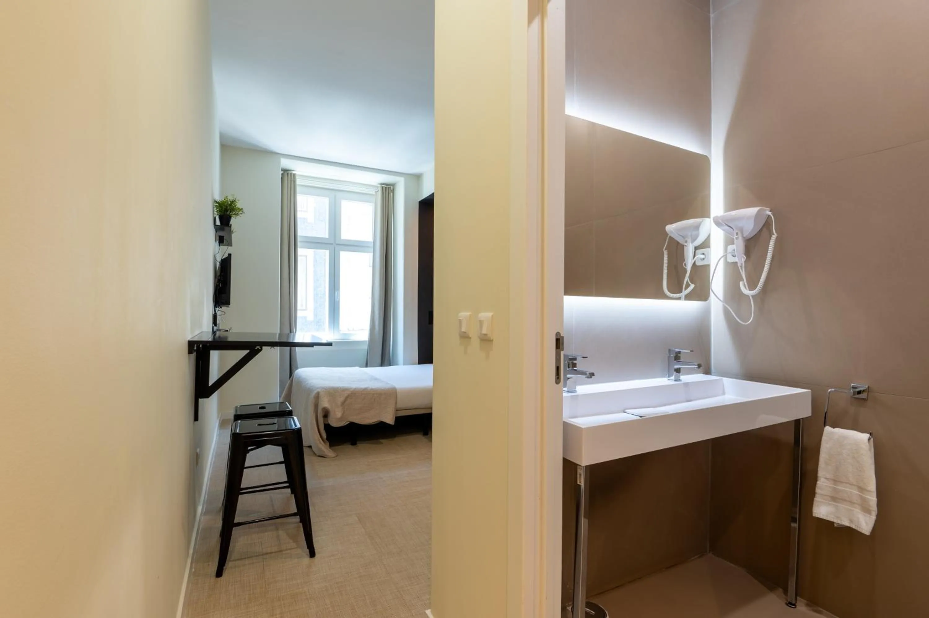 Bathroom, Bed in Lisbon Studios