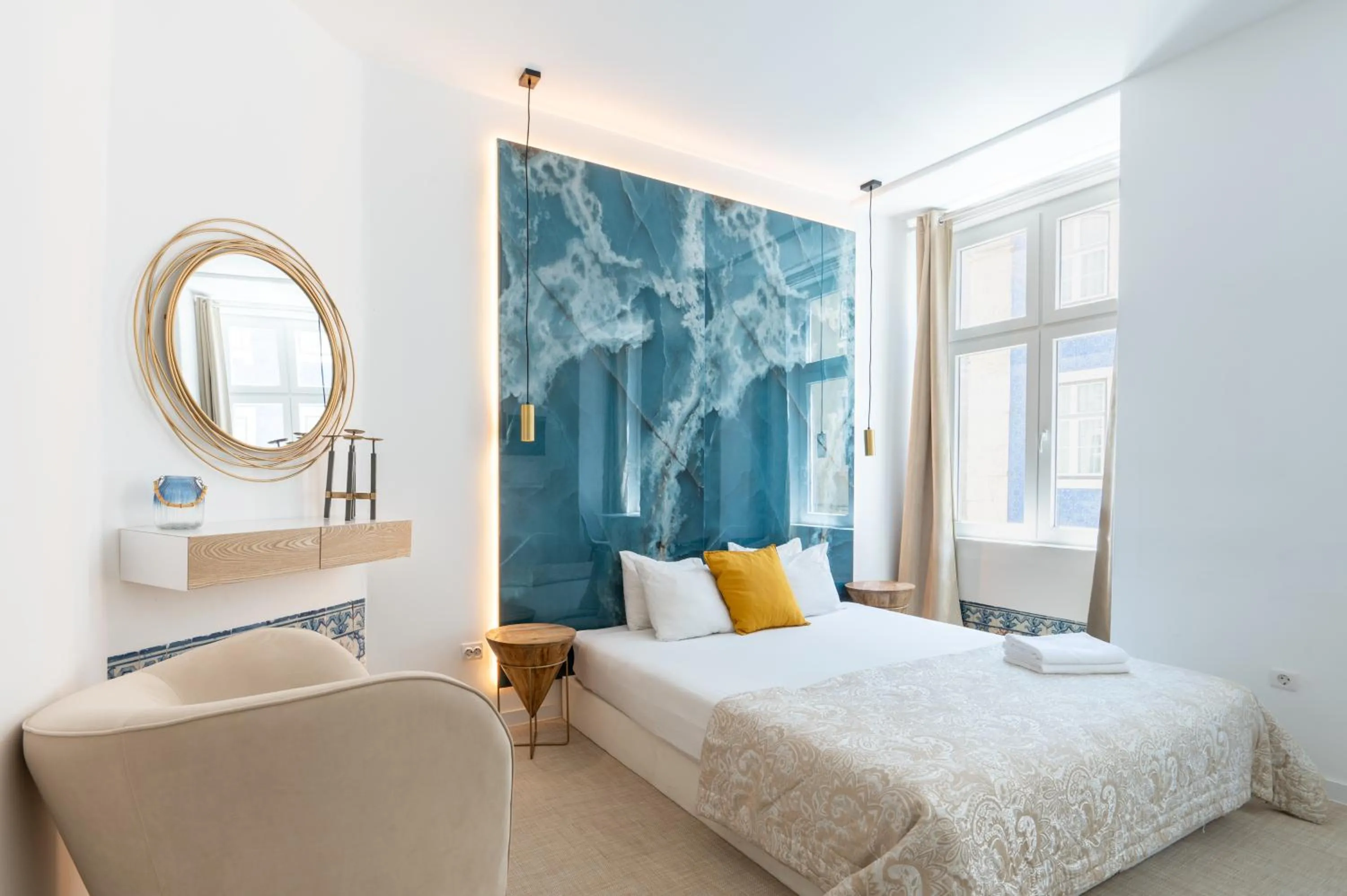 Photo of the whole room, Bed in Lisbon Studios