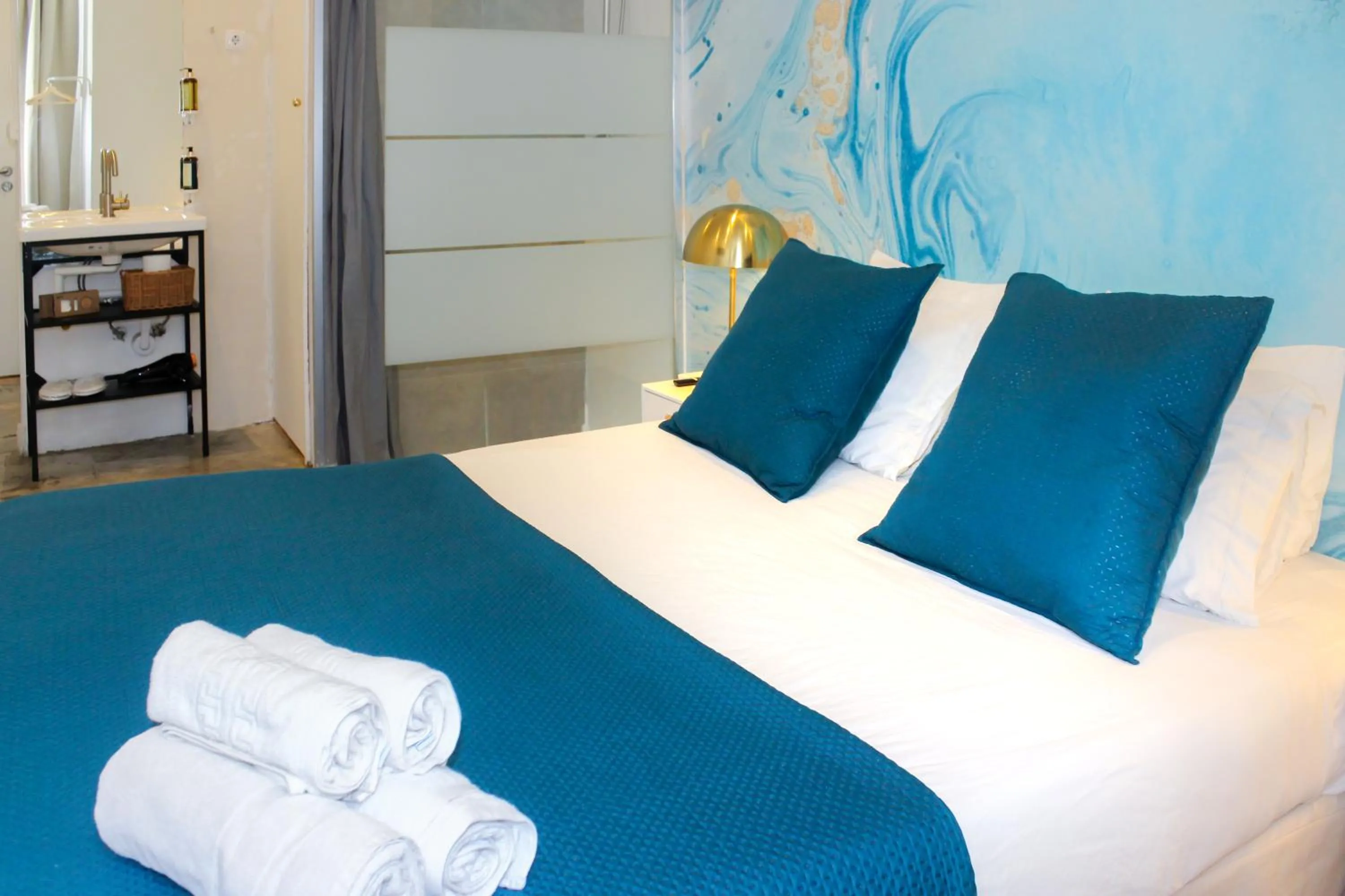 Bathroom, Bed in Lisbon Studios