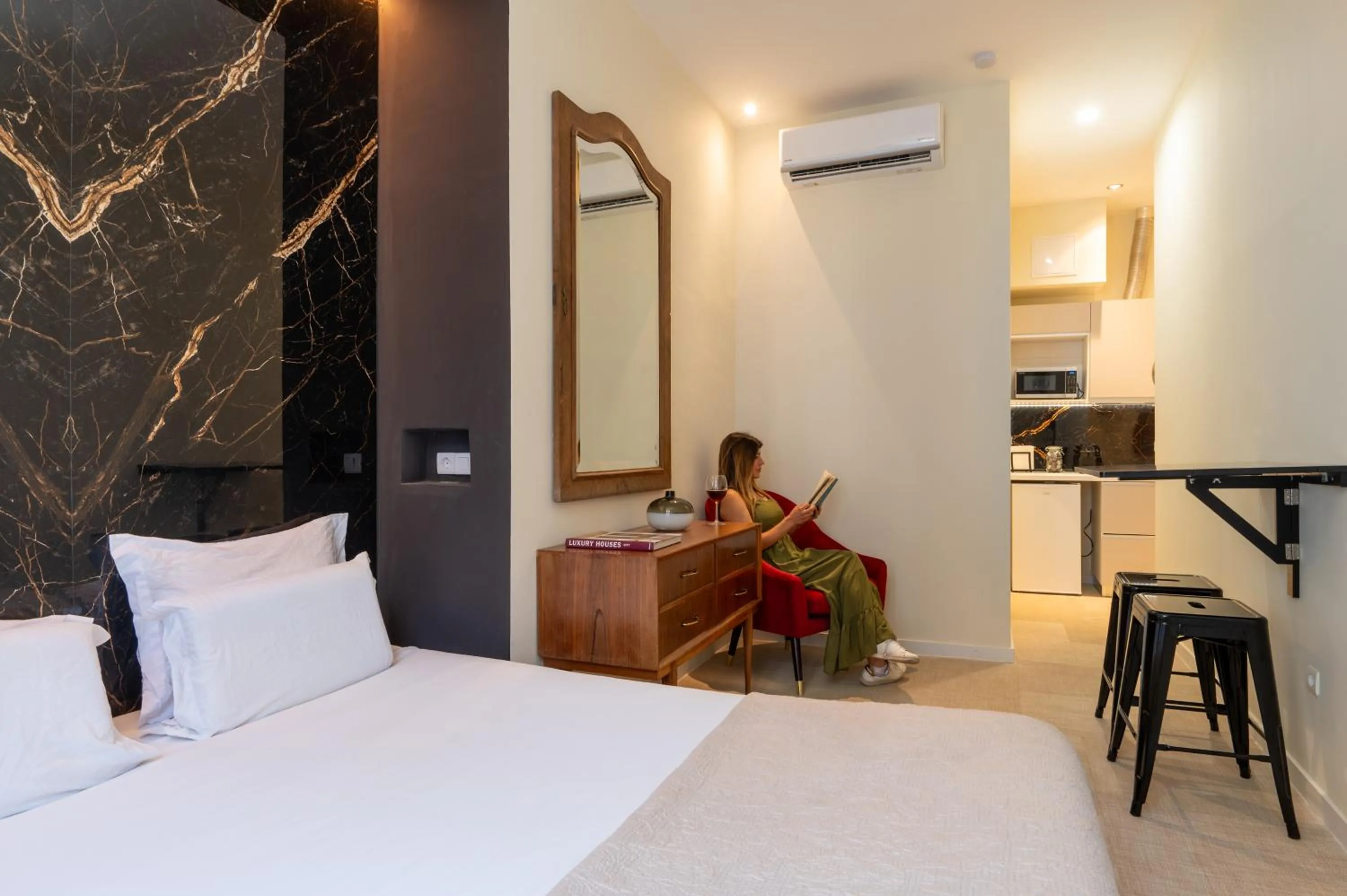 Photo of the whole room, Bed in Lisbon Studios