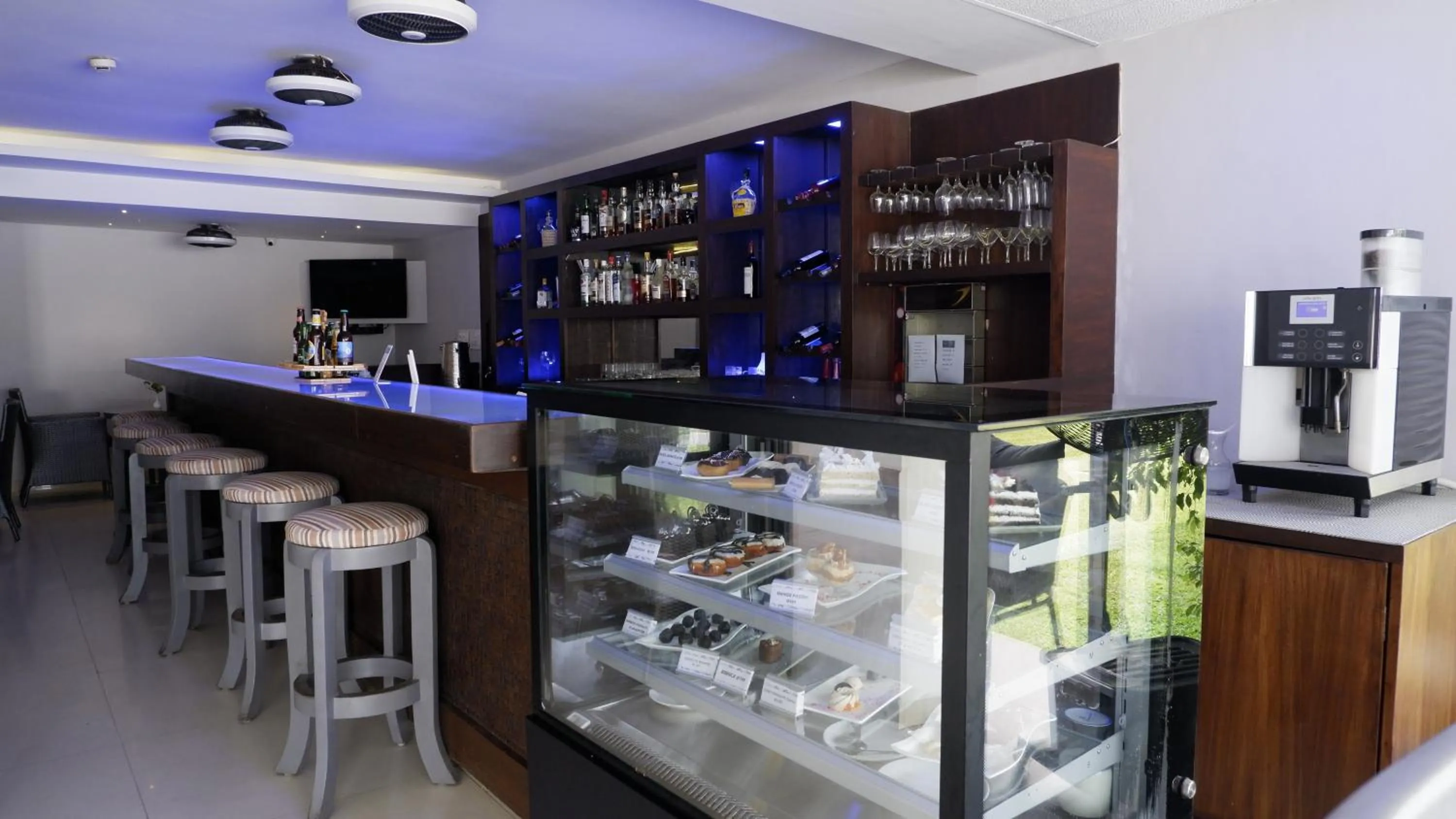 Lounge or bar in Regenta Baywatch Resort, Goa