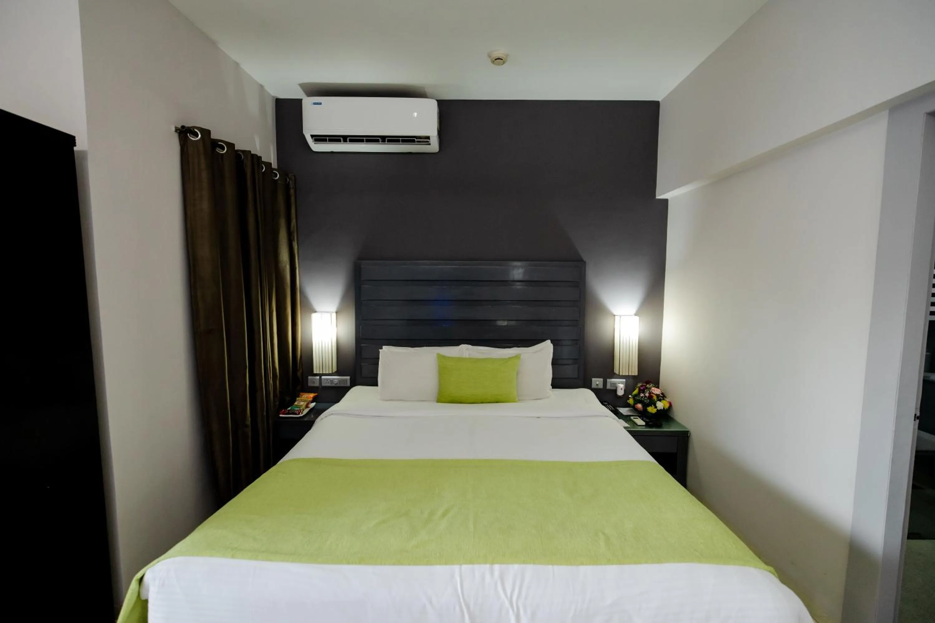 Photo of the whole room, Bed in Regenta Baywatch Resort, Goa