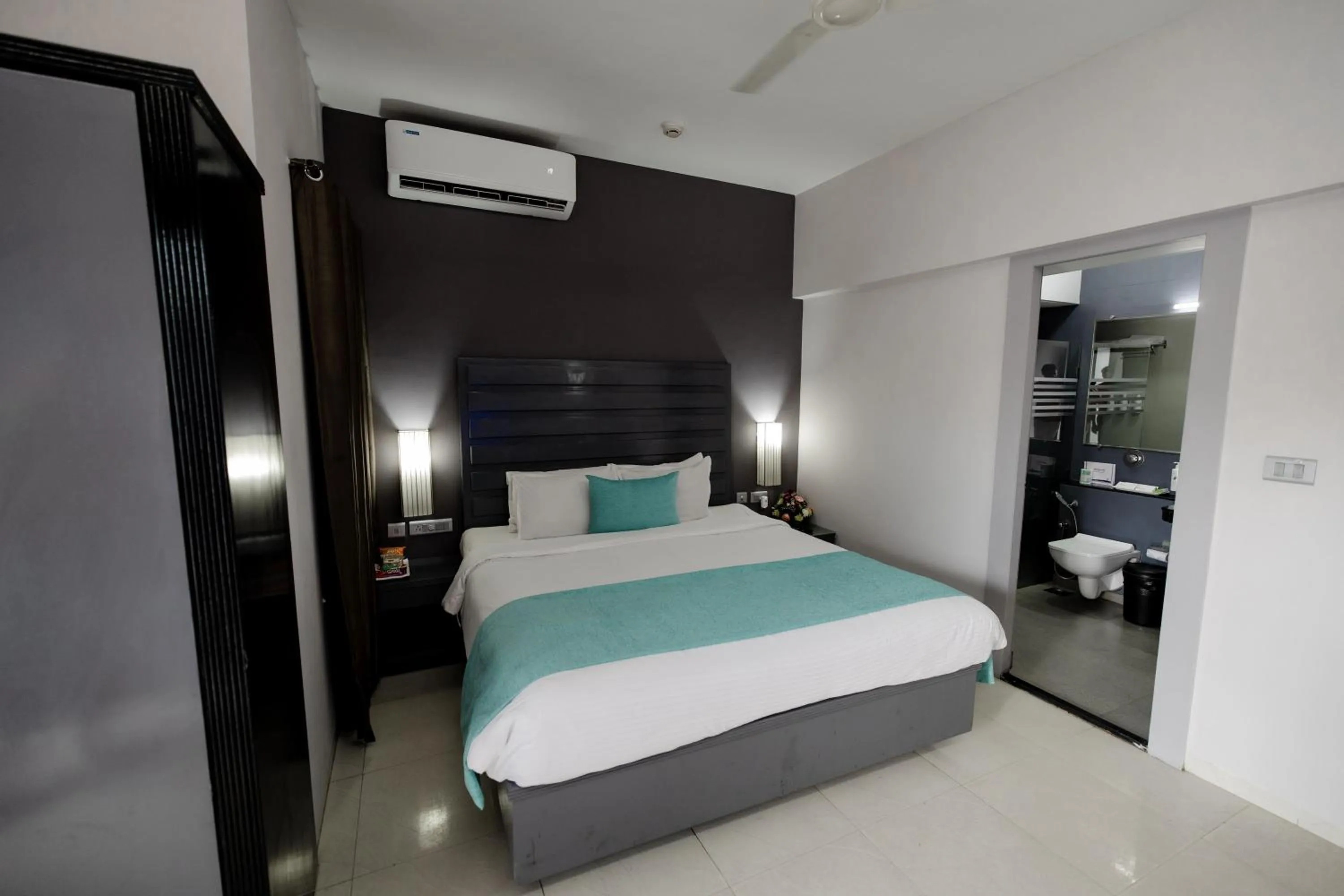 Photo of the whole room, Bed in Regenta Baywatch Resort, Goa