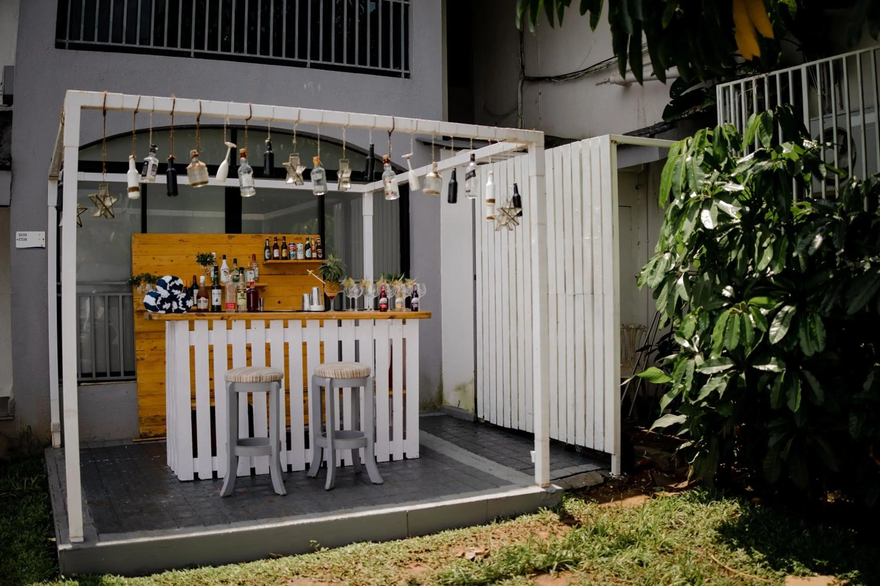 Lounge or bar in Regenta Baywatch Resort, Goa