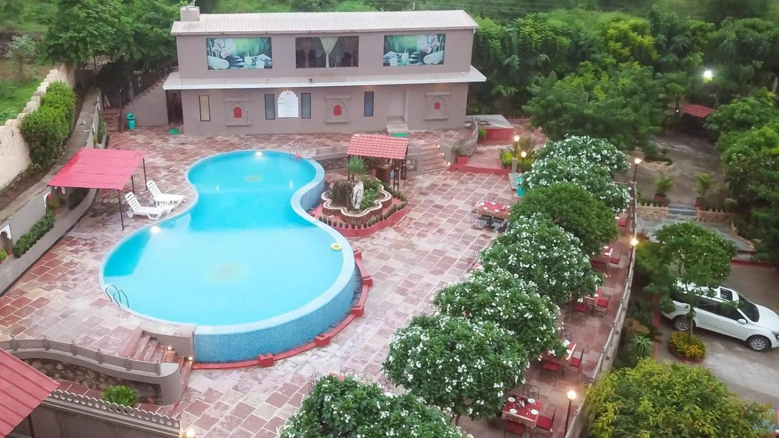 Swimming pool in Araliayas Resort & Spa