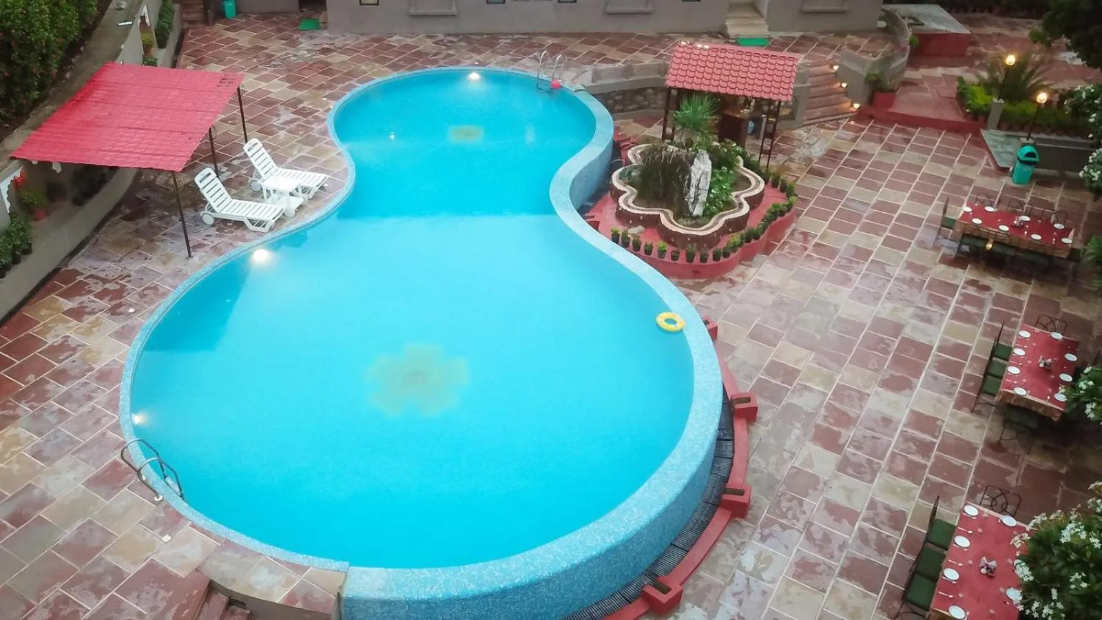 Swimming pool in Araliayas Resort & Spa