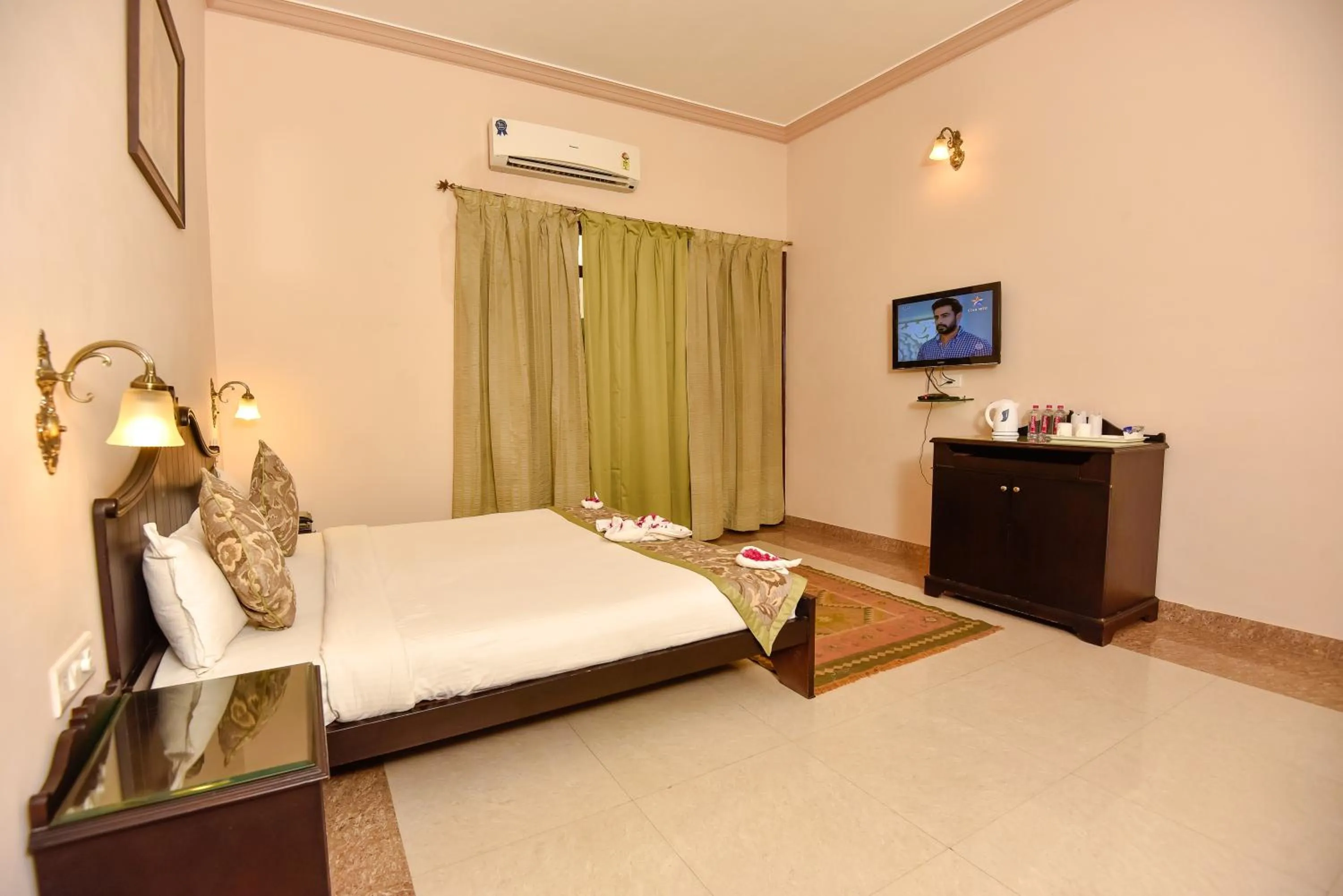 Photo of the whole room, Bed in Araliayas Resort & Spa