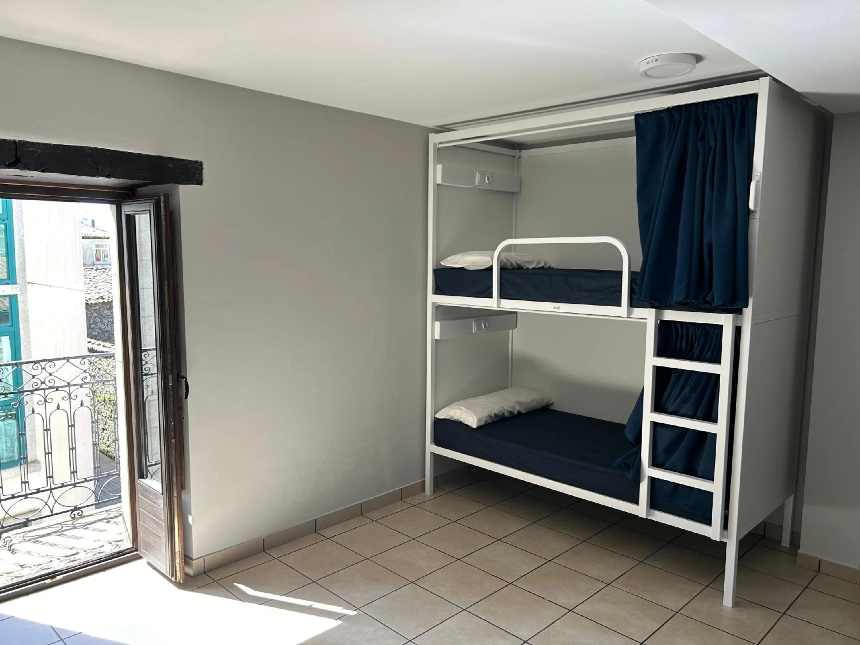 bunk bed, Bed in Albergue San Anton