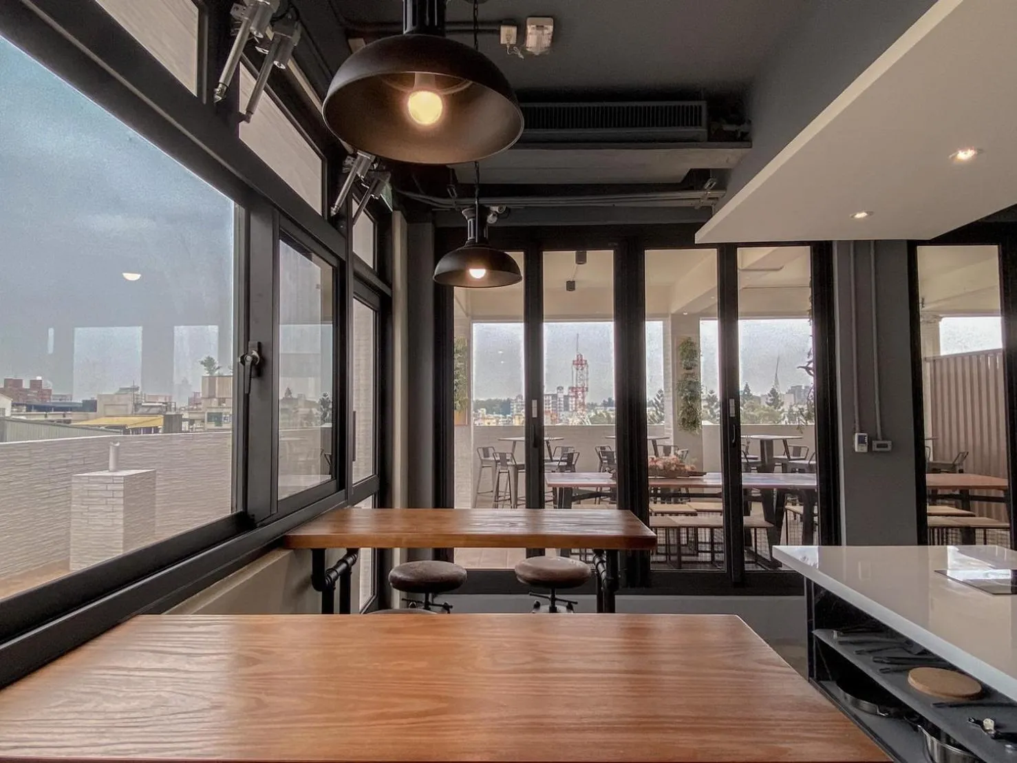 Communal kitchen in Hotel Leisure Chiayi