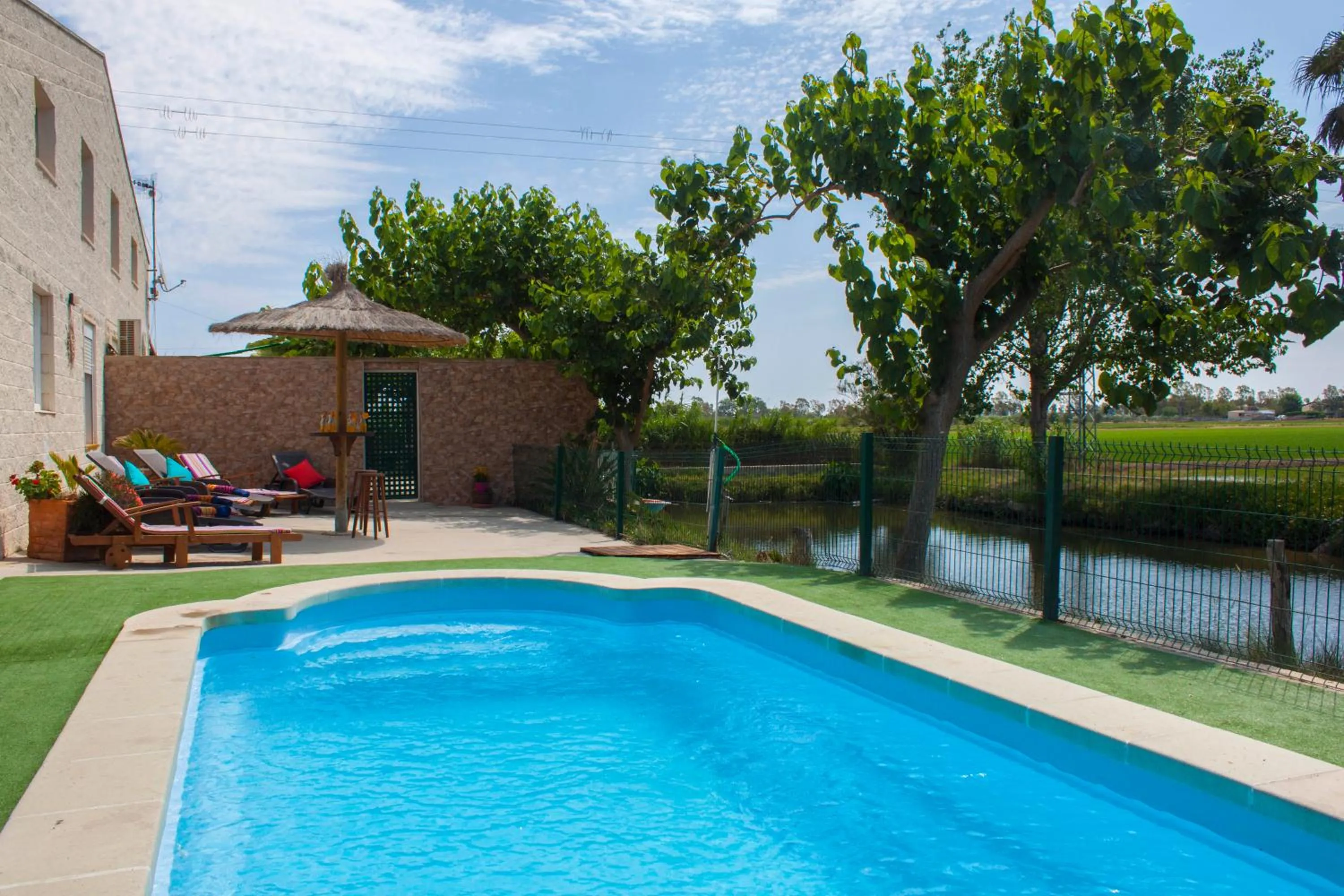 Swimming pool in Paradise Ebro 2