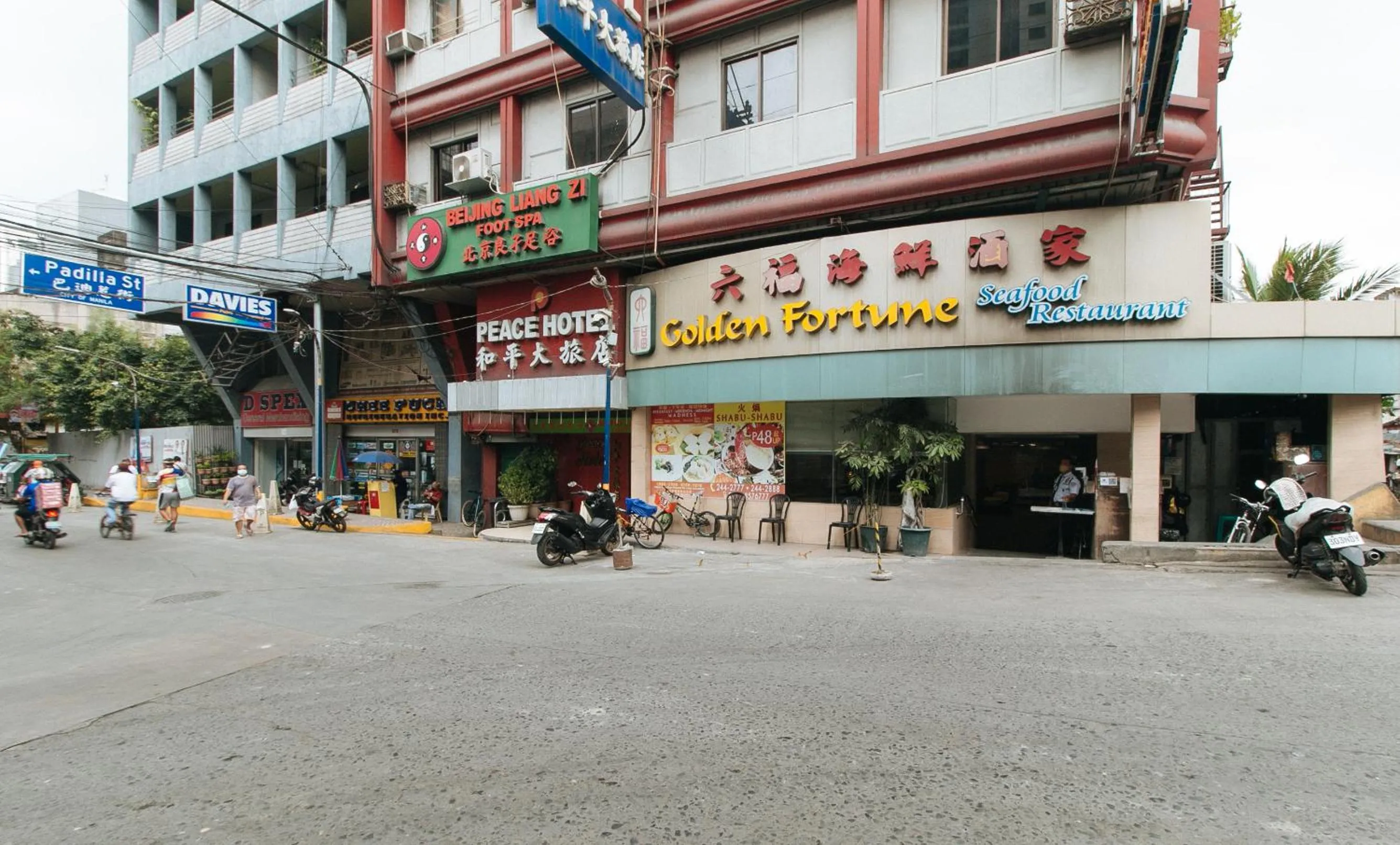 Facade/entrance in Peace Hotel by RedDoorz