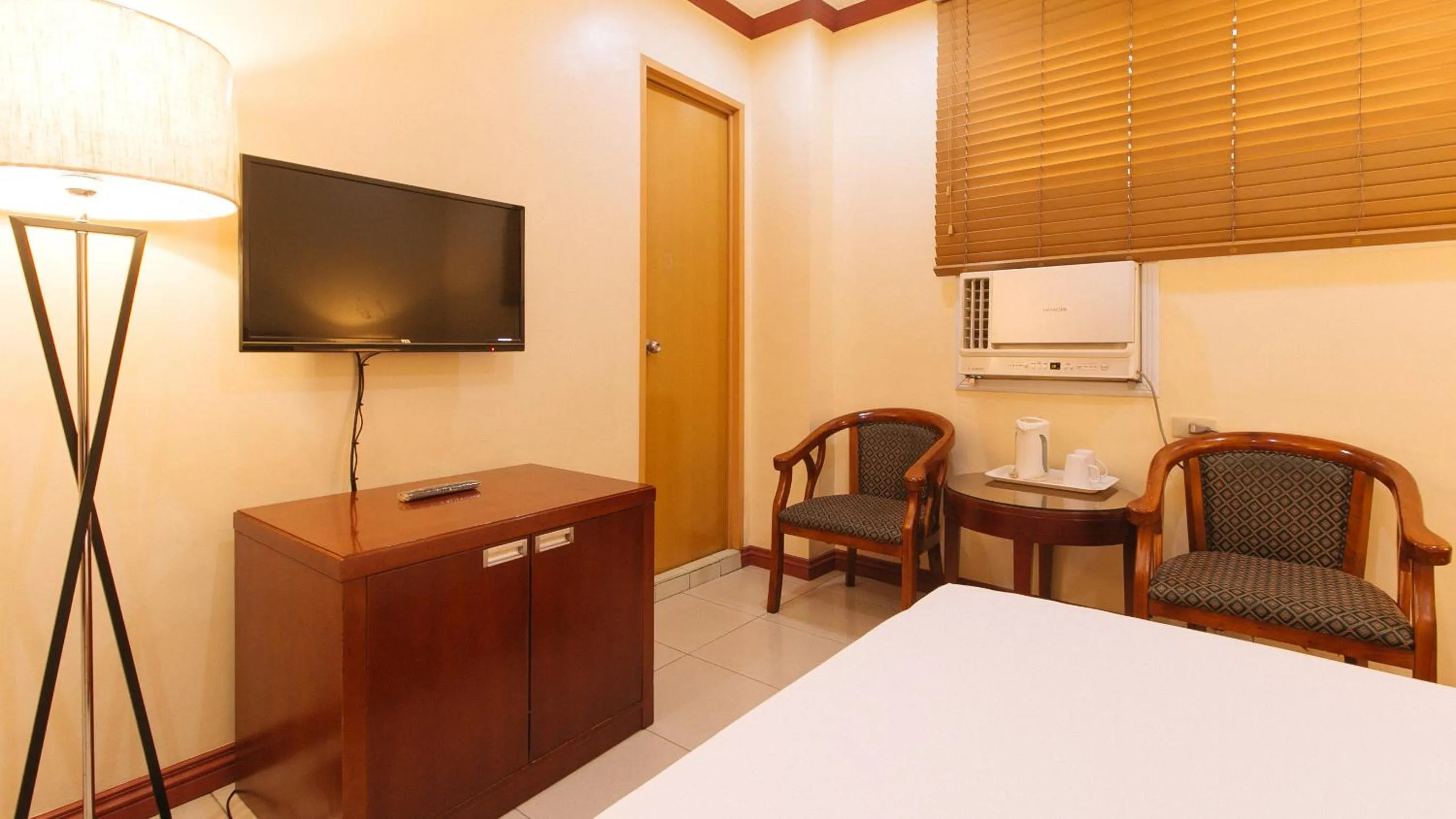 TV and multimedia, Bed in Peace Hotel by RedDoorz