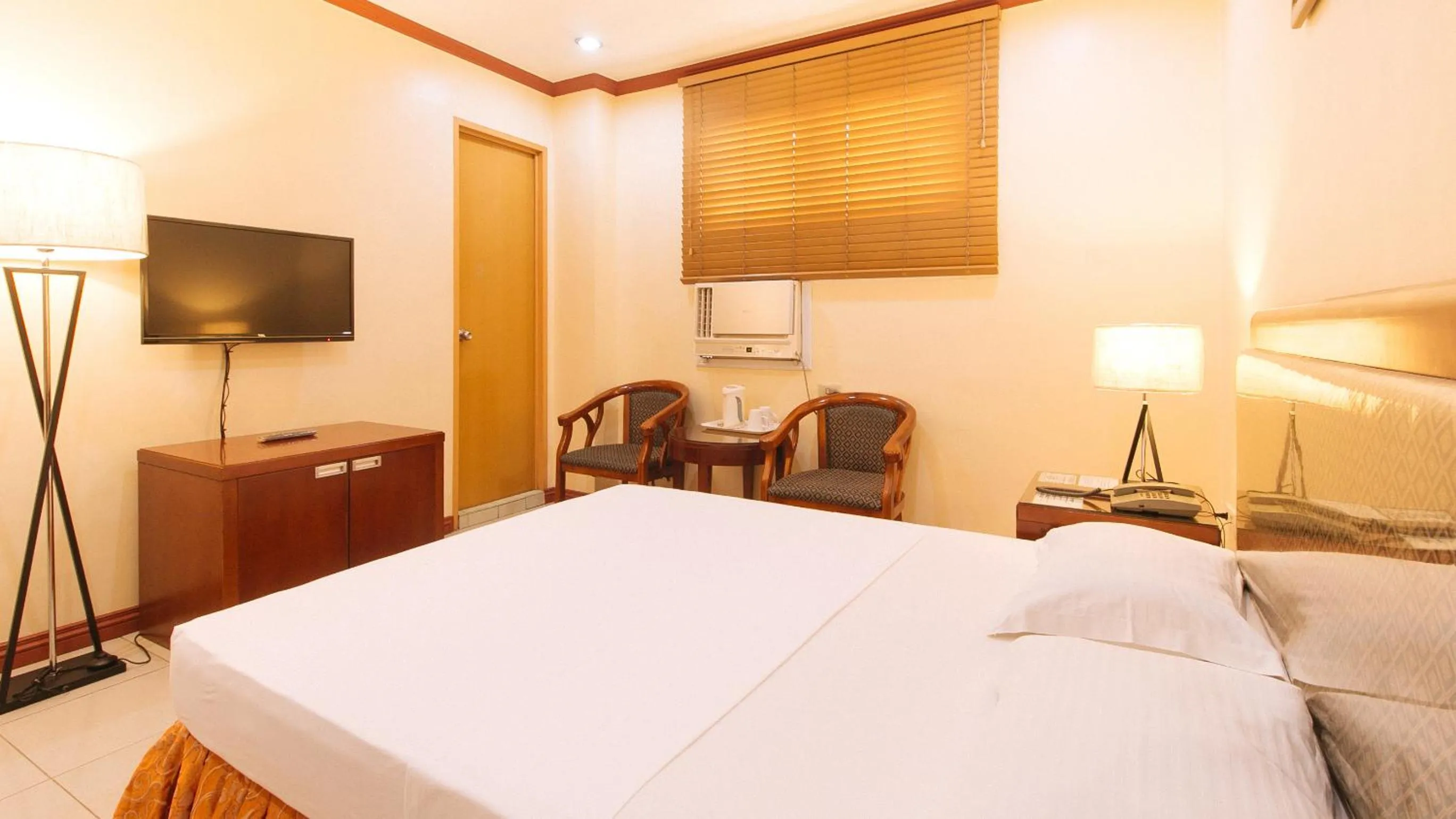 Photo of the whole room, Bed in Peace Hotel by RedDoorz