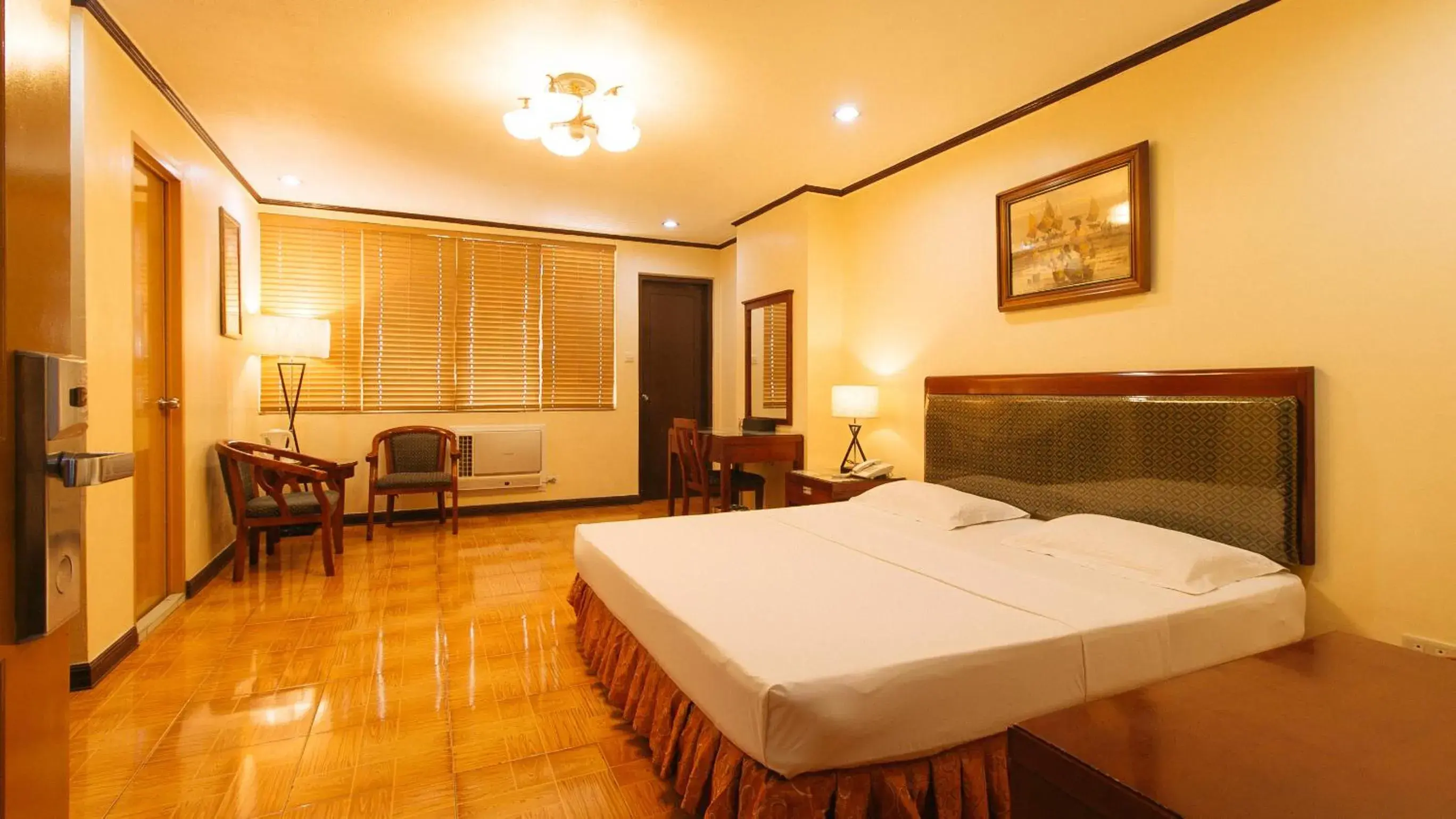 Deluxe Room in Peace Hotel by RedDoorz Deluxe Room in Peace Hotel by RedDoorz