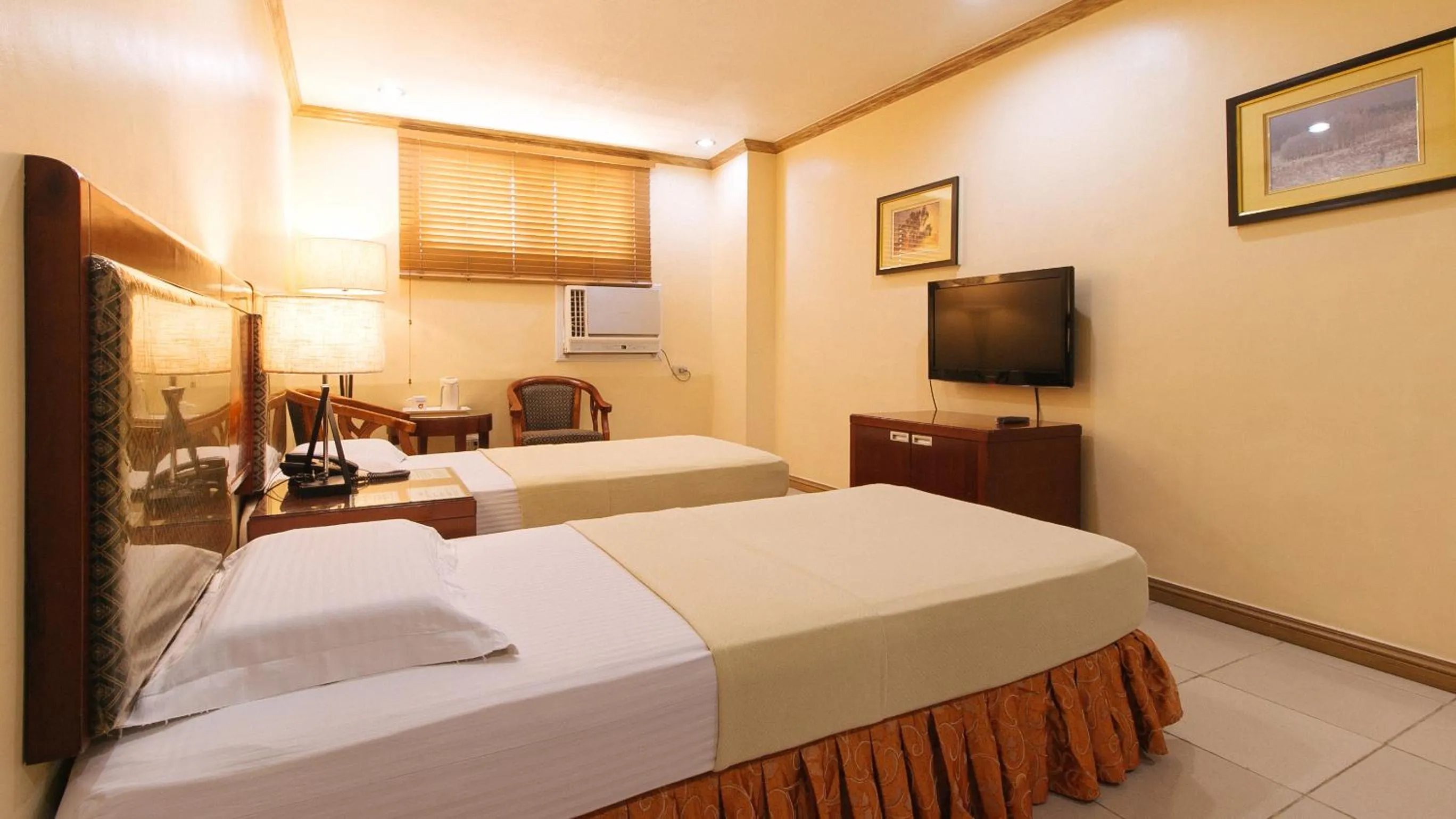 Photo of the whole room, Bed in Peace Hotel by RedDoorz