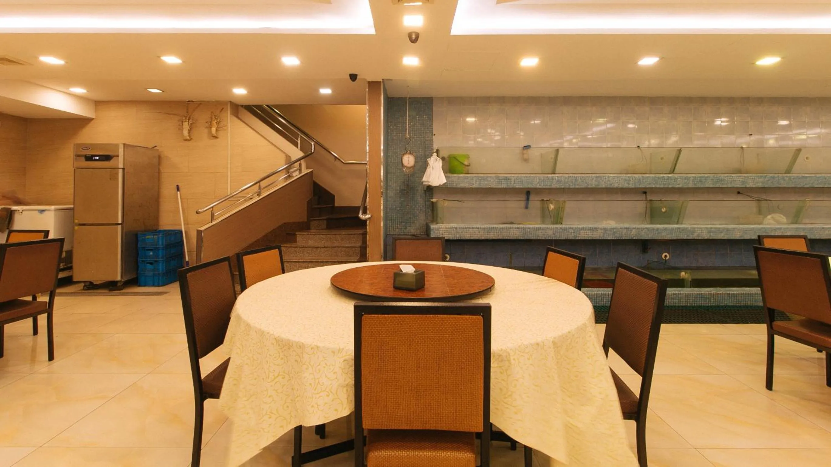 Restaurant/places to eat in Peace Hotel by RedDoorz