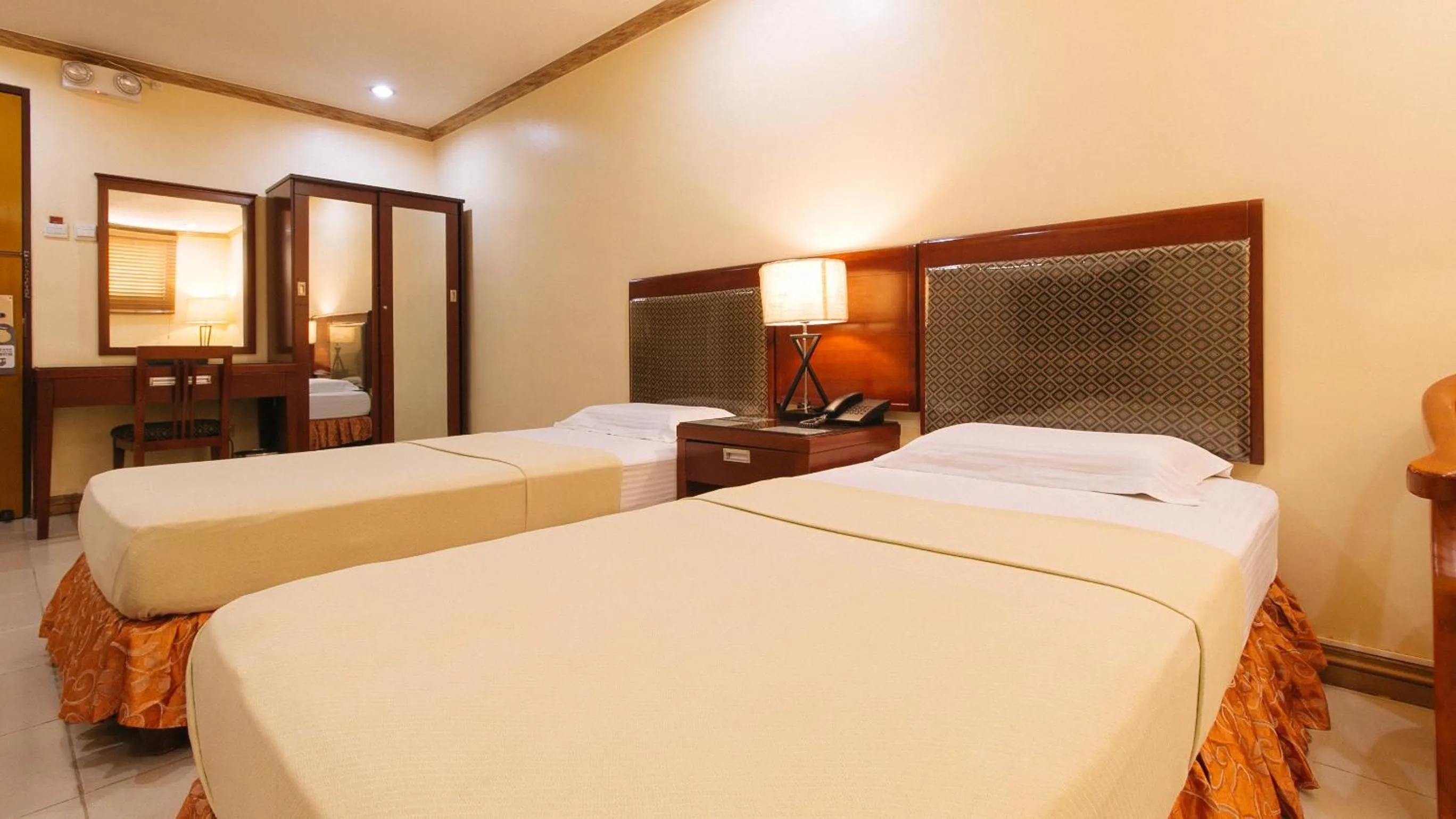 Photo of the whole room, Bed in Peace Hotel by RedDoorz