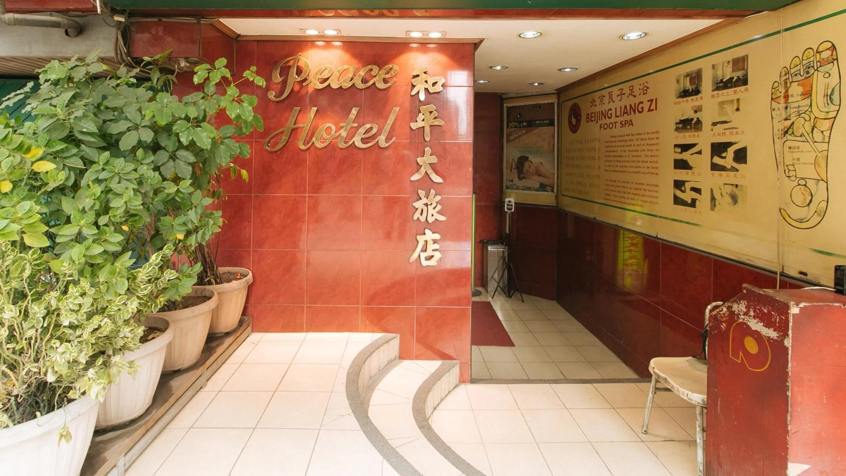 Lobby or reception in Peace Hotel by RedDoorz