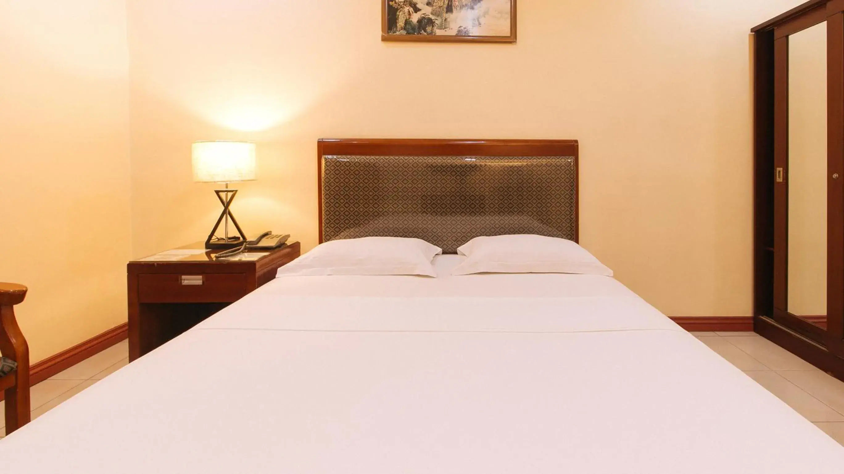 Bed in Peace Hotel by RedDoorz Bed in Peace Hotel by RedDoorz