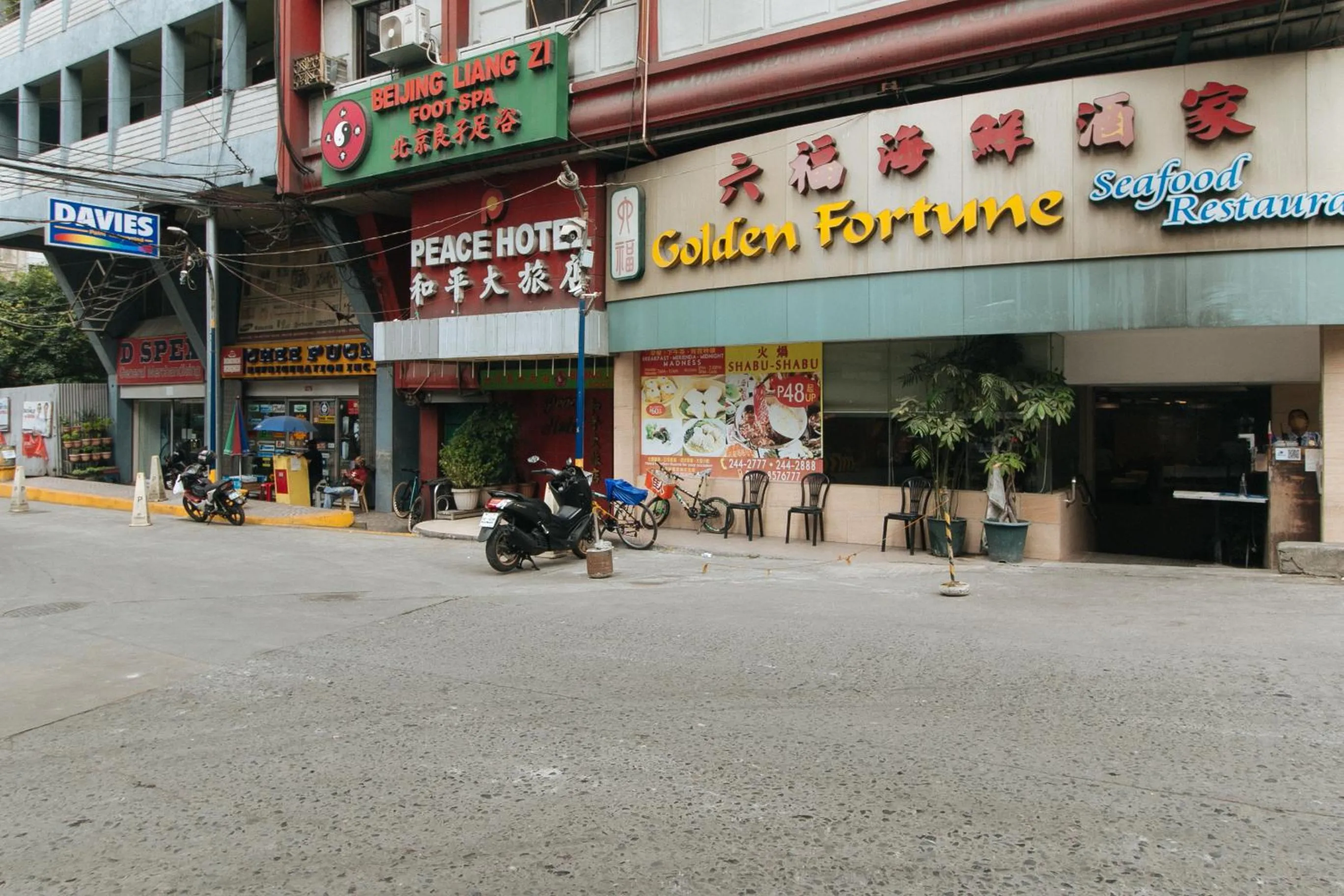 Facade/entrance in Peace Hotel by RedDoorz