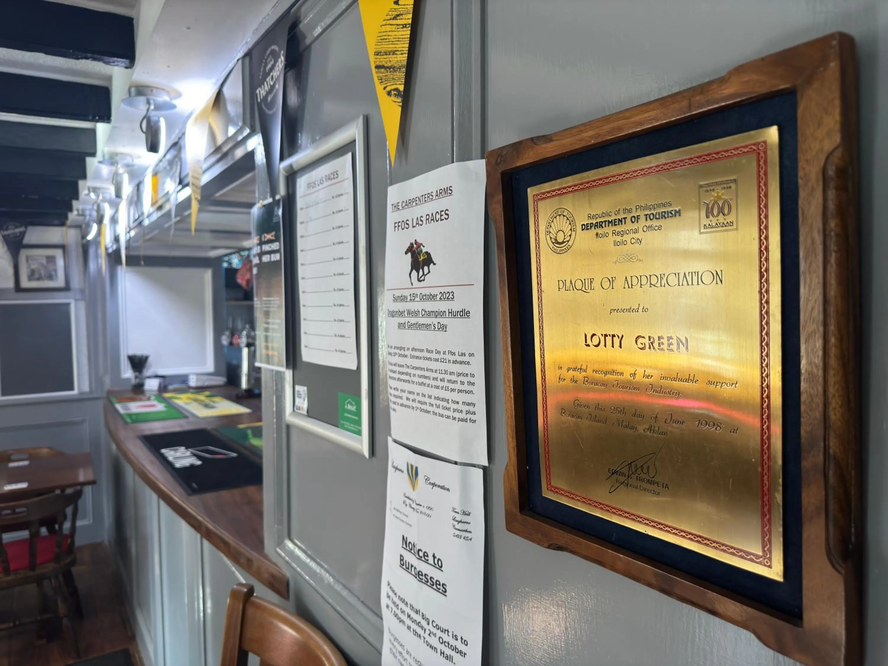 Lounge or bar in The Carpenters Arms Rooms in Broadway, Laugharne