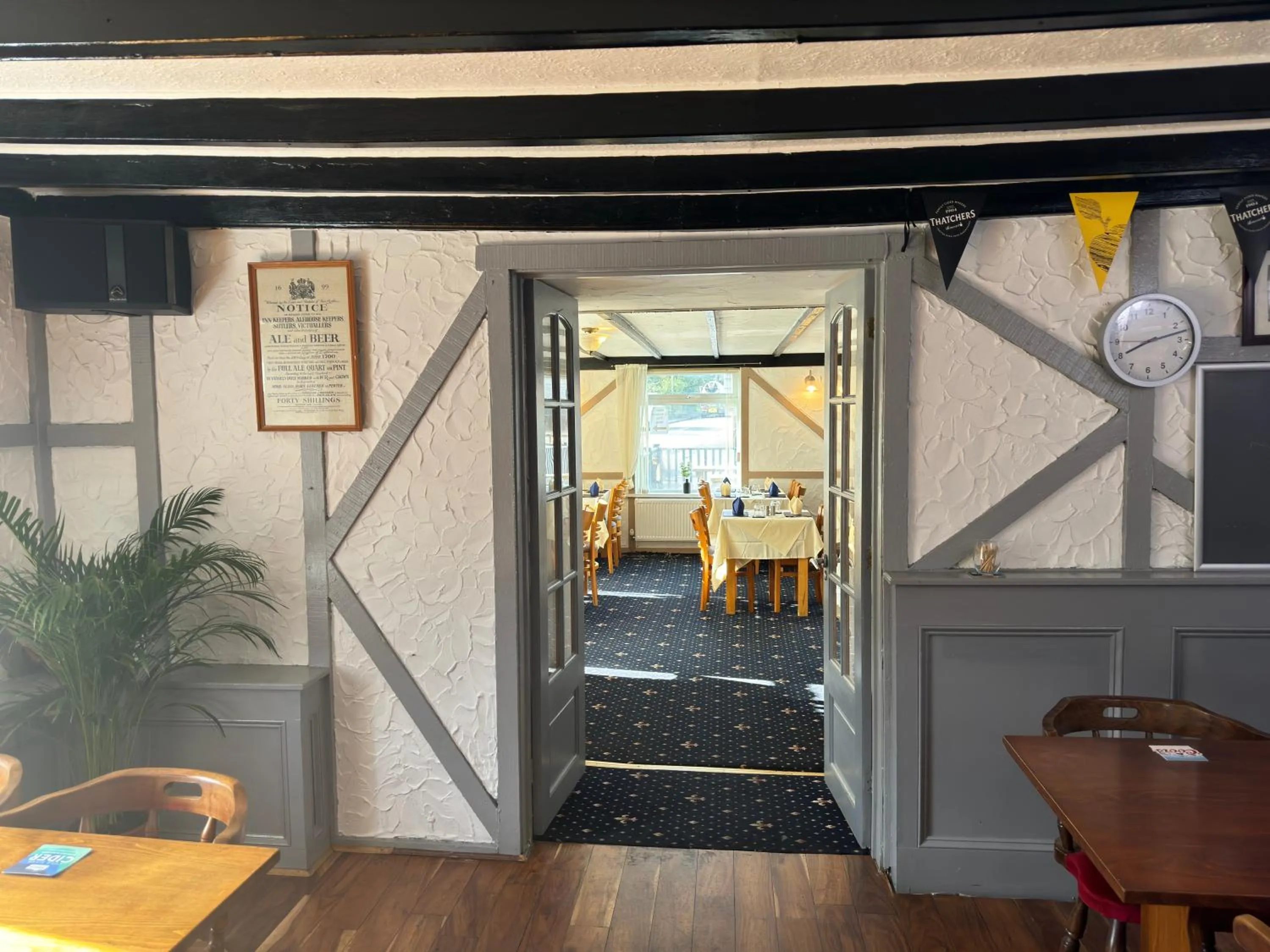 Lounge or bar in The Carpenters Arms Rooms in Broadway, Laugharne